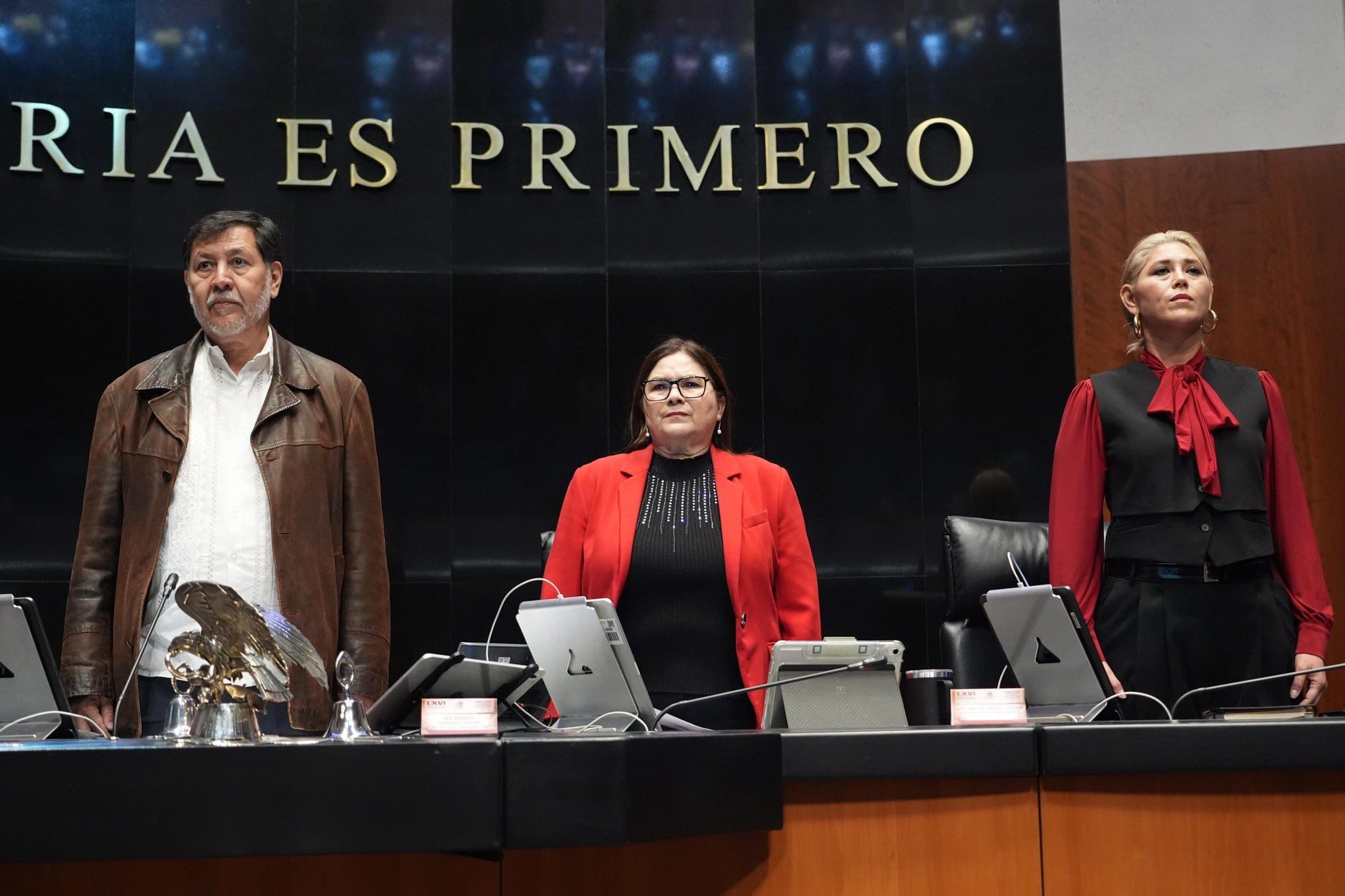 Los senadores guardaron un minuto de silencio por las víctimas del accidente en Oaxaca. (Foto: X Fernández Noroña)