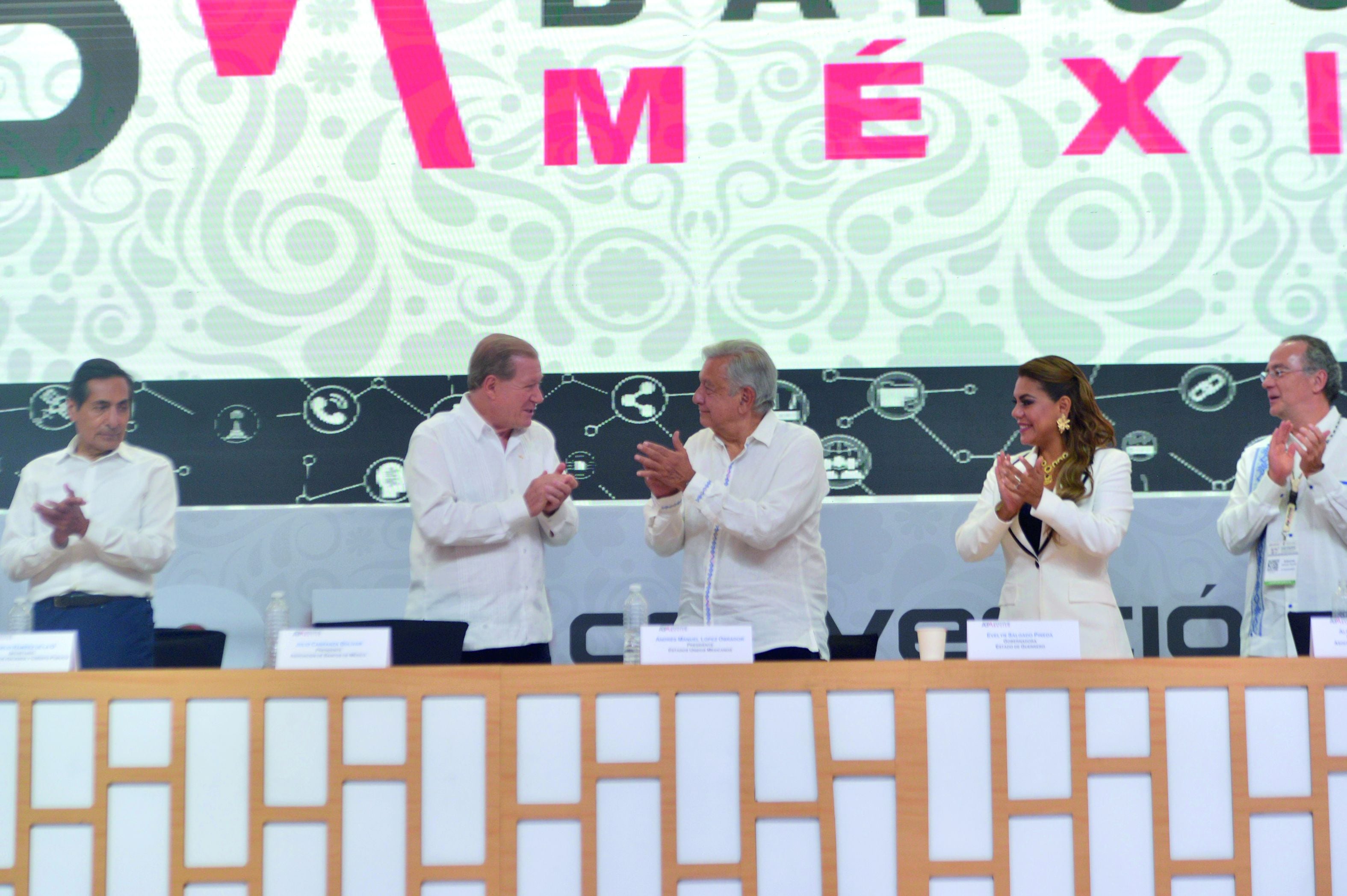 Andrés Manuel López Obrador acompañado de Julio Carranza Bolívar (Bancoppel) y la gobernadora de Guerrero, Evelyn Salgado. 
