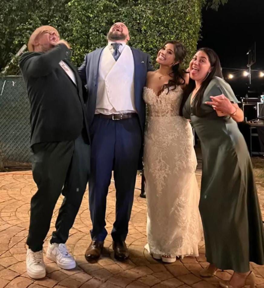 El Temach apareció junto a su amigo, el cantante Achepe en la que supuestamente fue la boda del influencer. (Foto: Instagram @achepe_oficial)