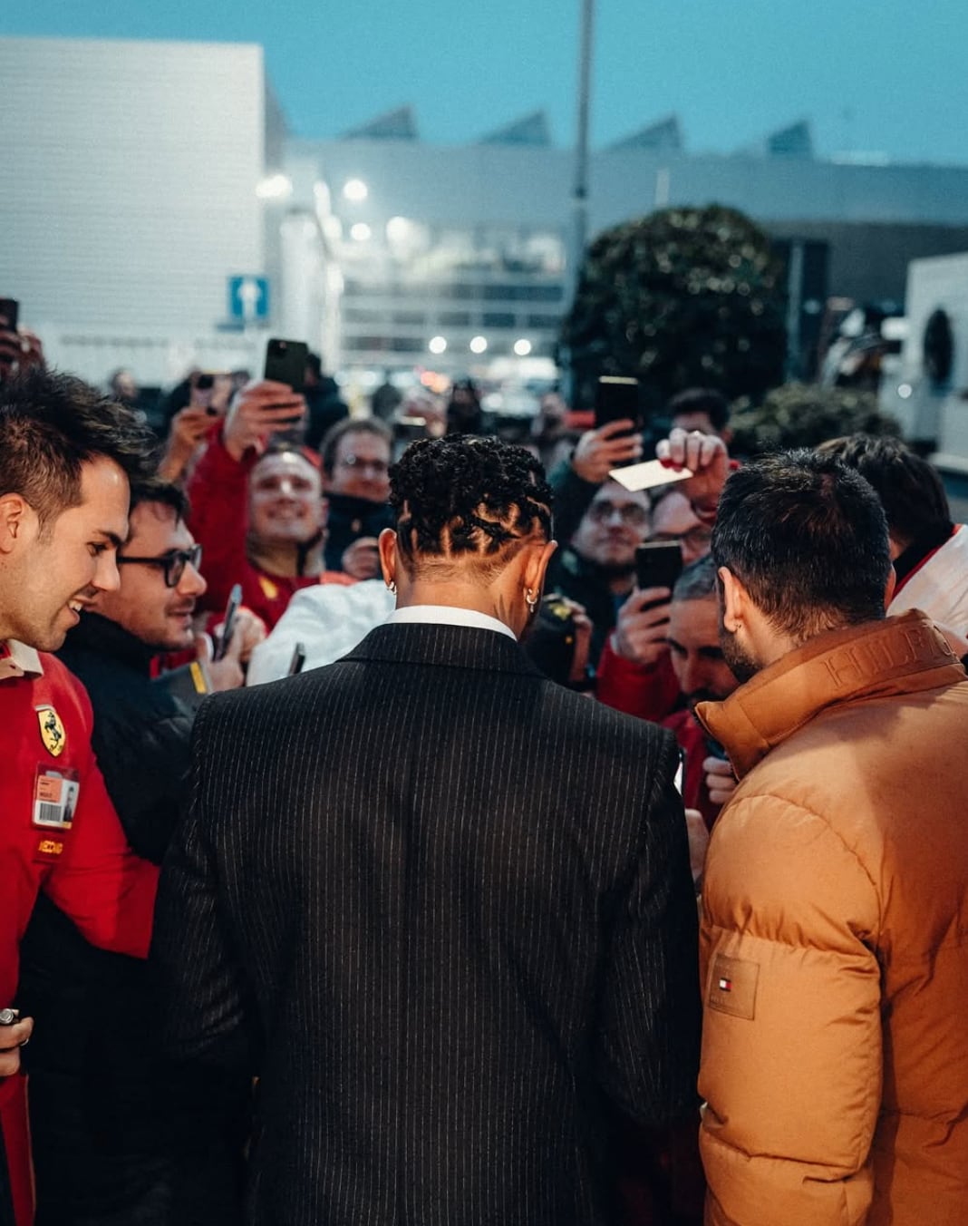 Lewis Hamilton convive con los aficionados Tifosi en su primer día de prueba con Ferrari. (Foto: Instagram @scuderiaferrari)