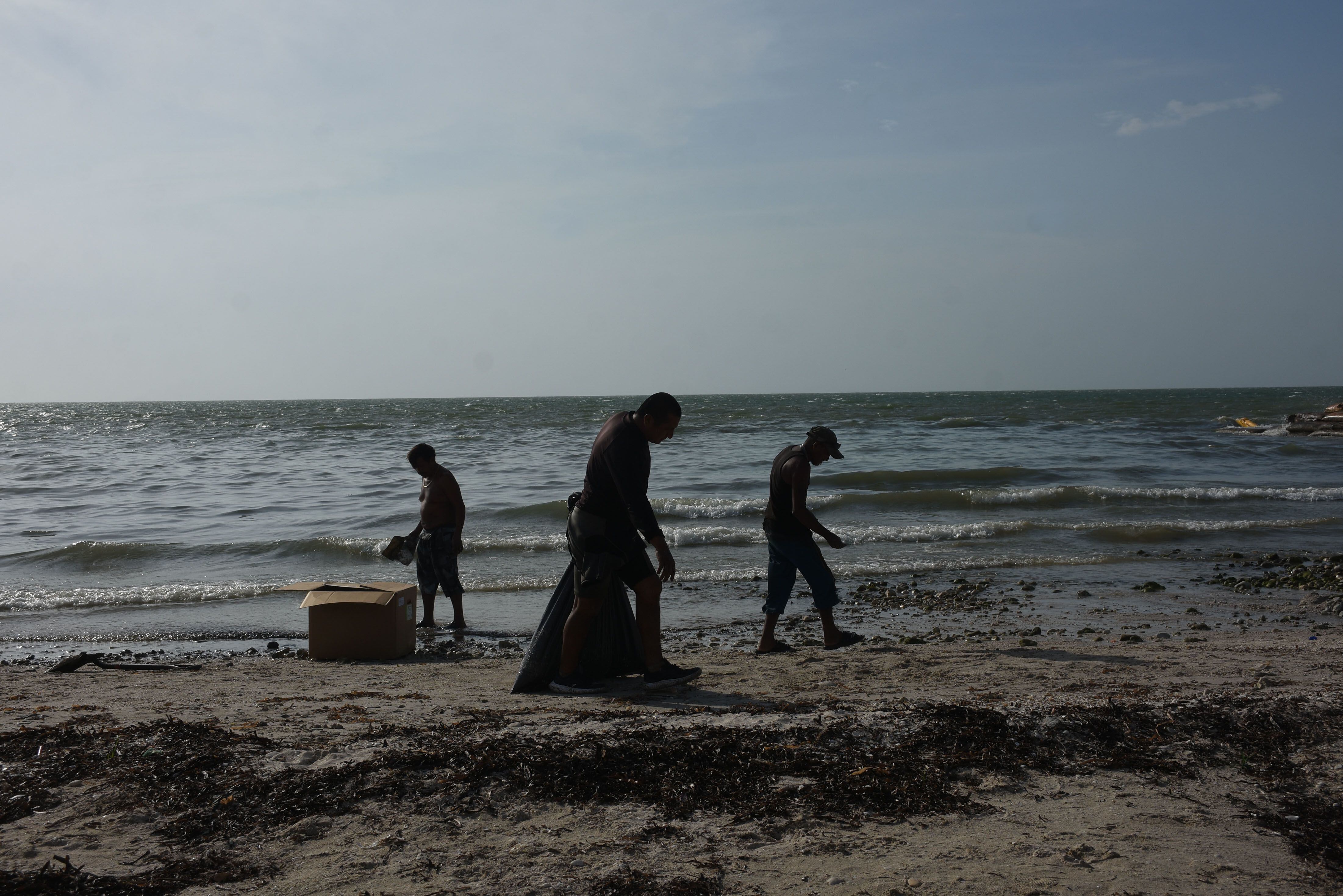 Los residuos han recalado a la orilla en playa bonita en Campeche.