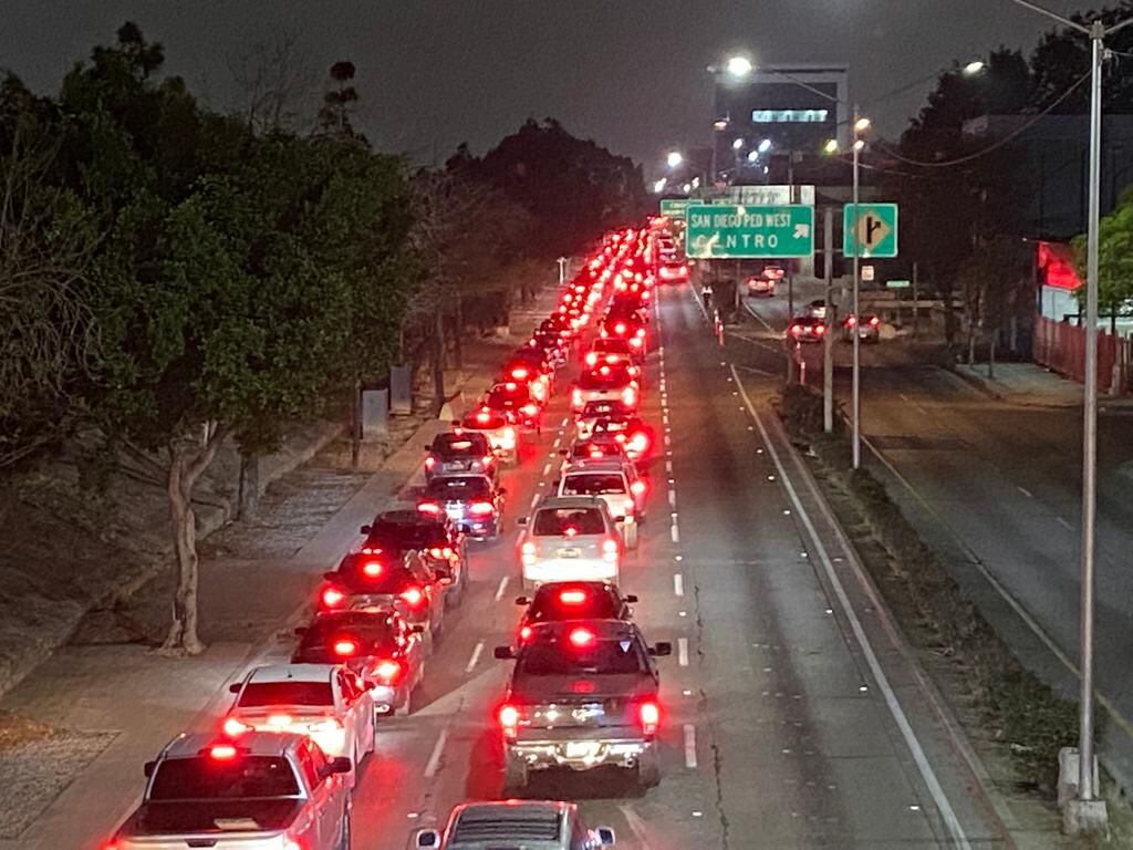 Reinicio de viajes no esenciales entre México y EU: crecen filas de autos en el primer día