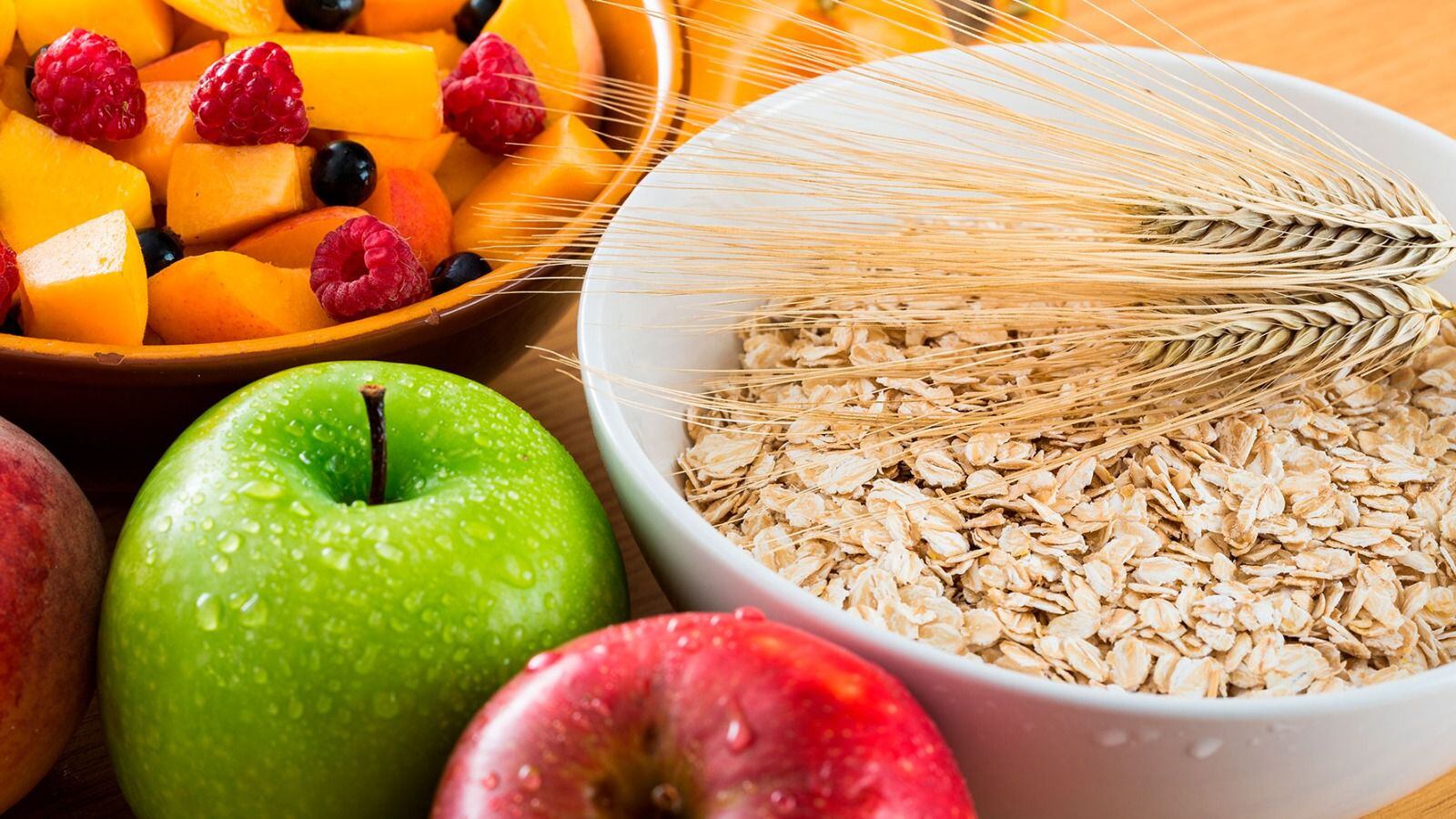 Alimentos como las manzanas y las frambuesas se pueden agregar a la avena. (Foto: Shutterstock)