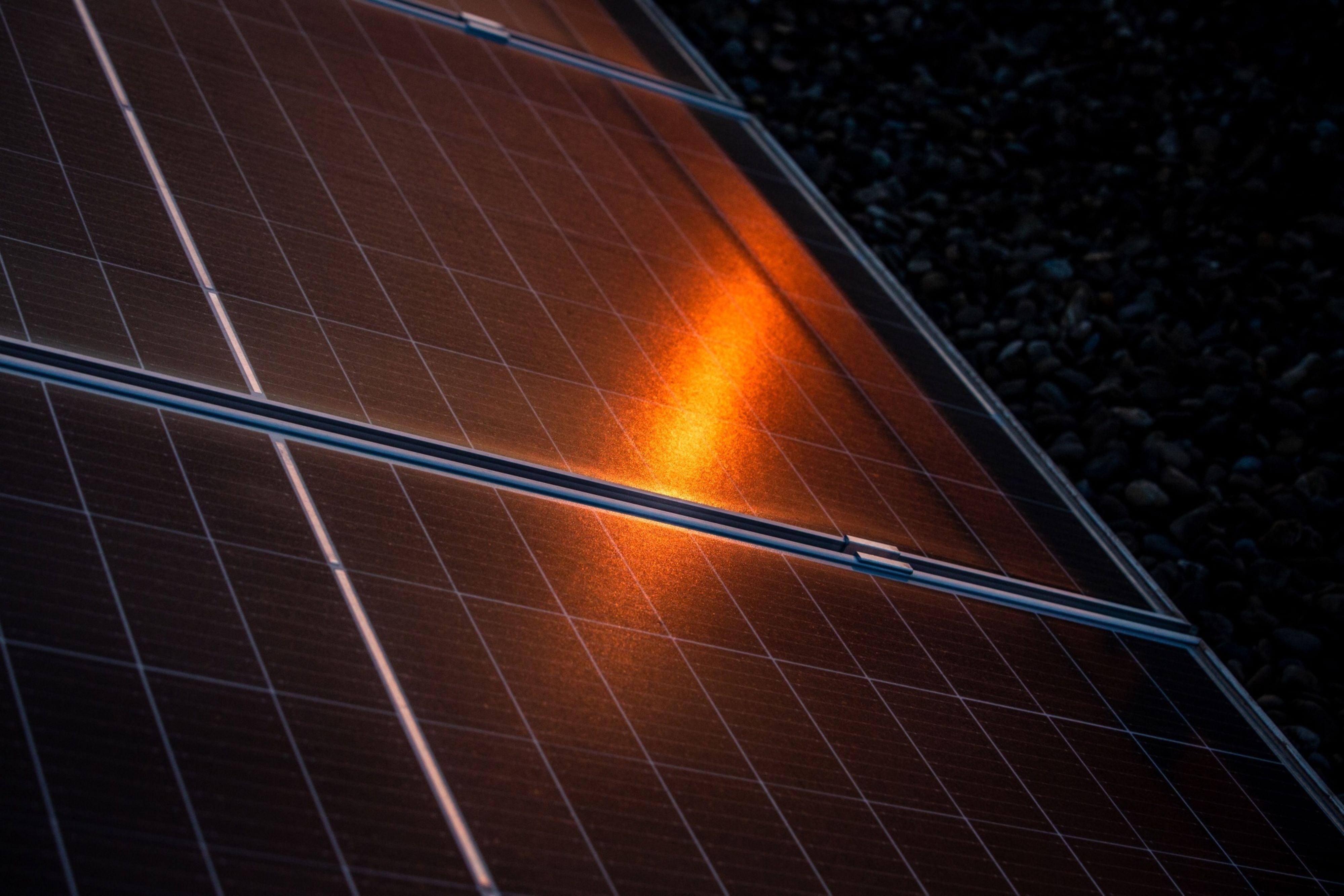 Buscan eficiencia energética en pequeño comercio con paneles solares