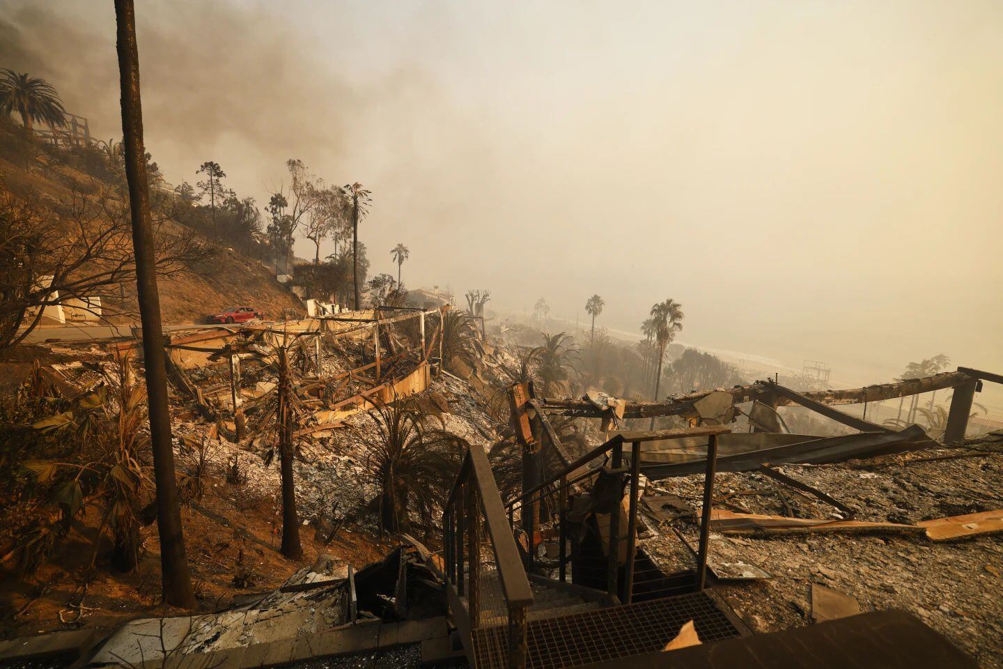 Casas dañadas por el incendio en Palisades a lo largo de la playa el miércoles 8 de enero de 2025 en Malibú, California. Foto: AP