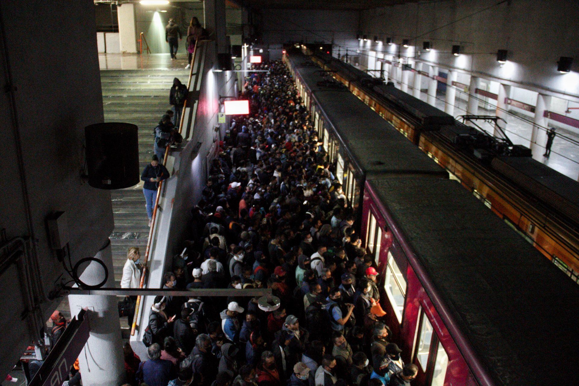 Usuarios de la línea A del Metro de la Ciudad de México reportaron este miércoles 19 de marzo la falta de trenes.