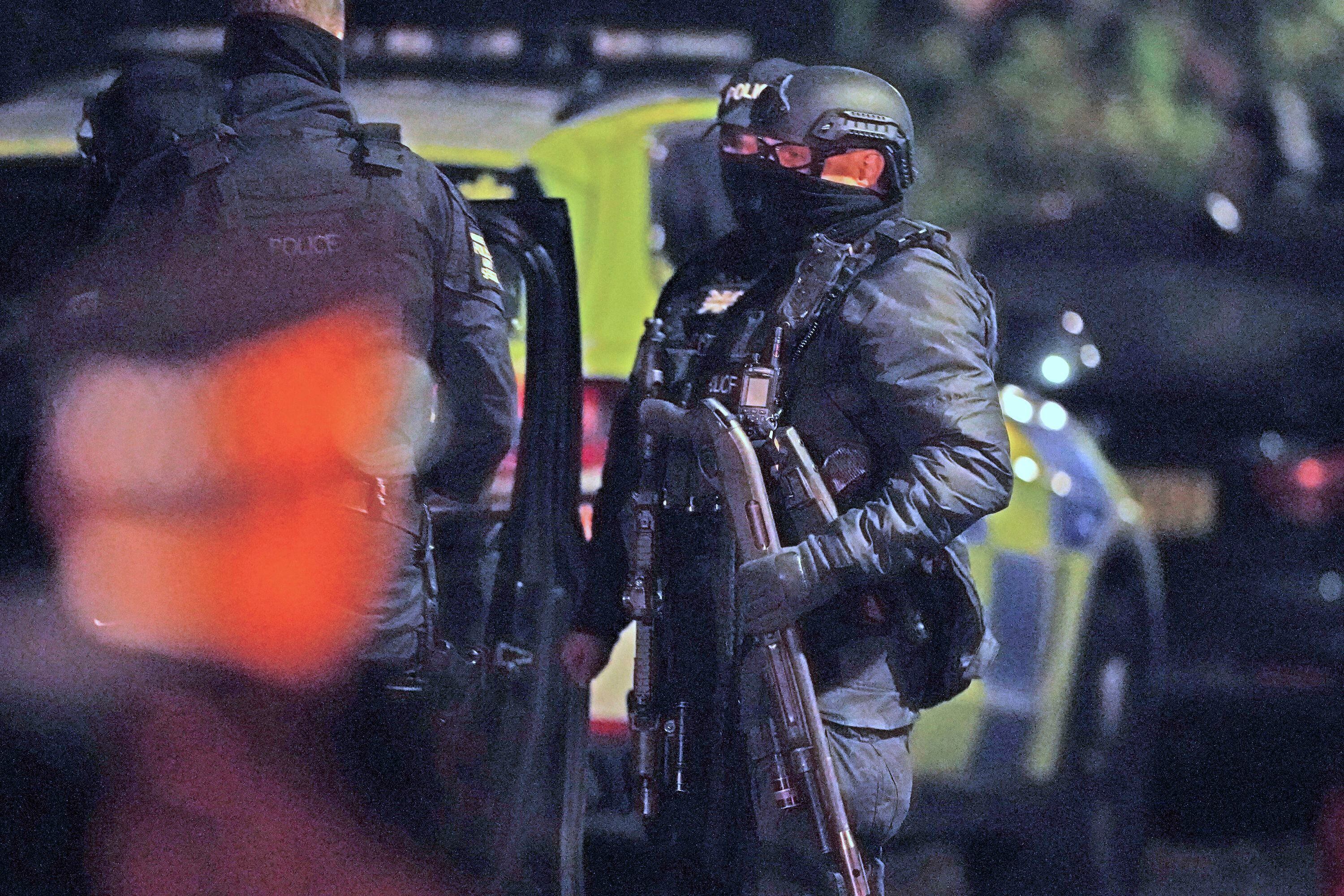 Reino Unido eleva nivel de terrorismo a severo tras explosión de taxi afuera de un hospital