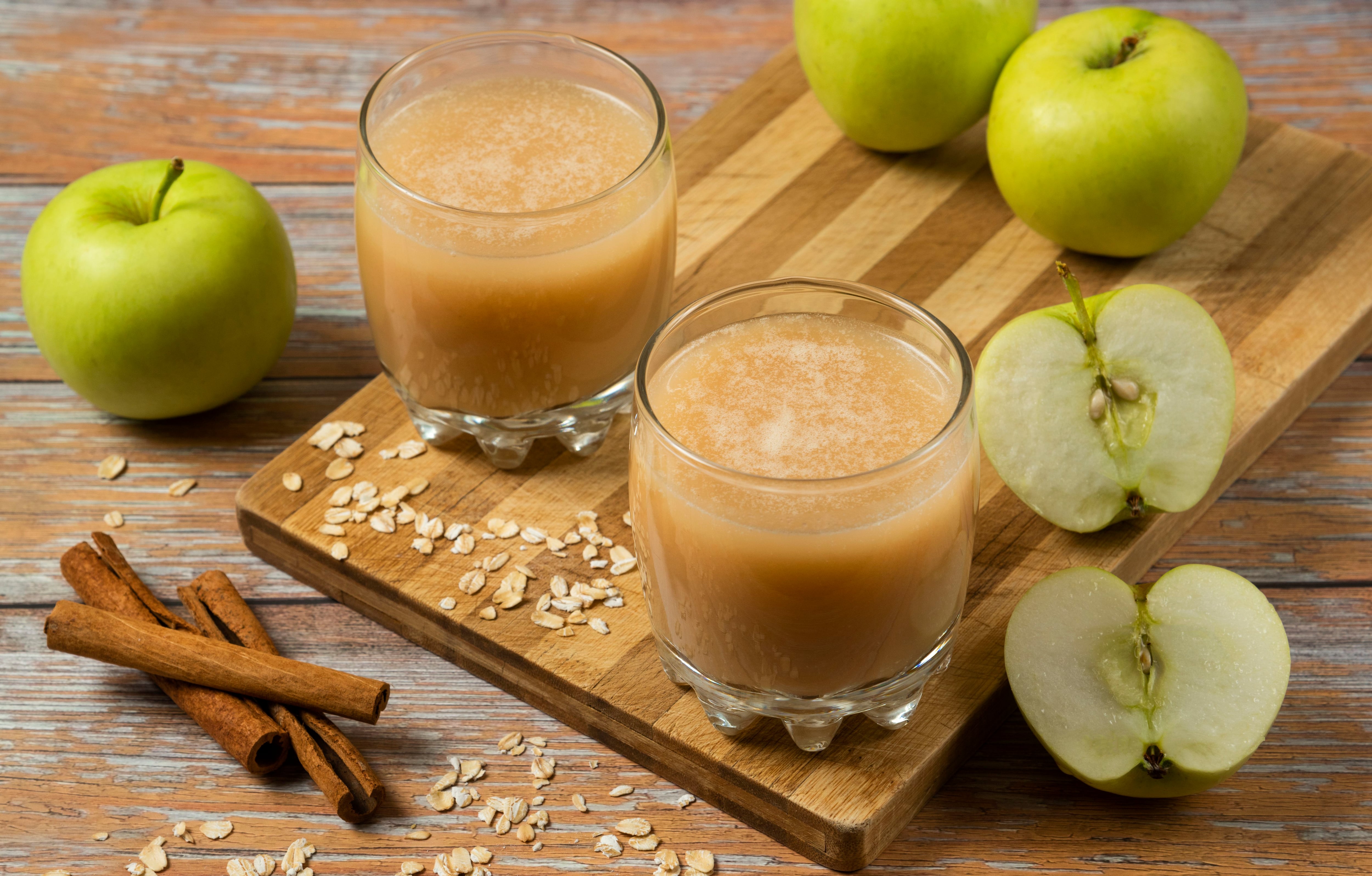 Se cree que tomar bebidas como el licuado de manzana en ayunas tiene beneficios para el organismo. (Foto: Freepik)