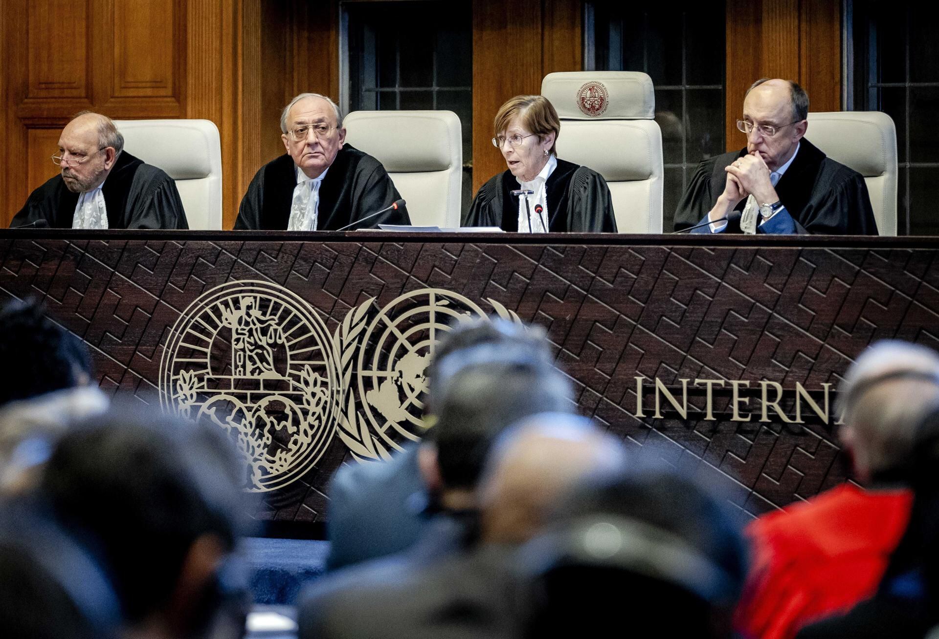El presidente Donoghue (segundo a la derecha) y otros jueces durante un fallo de la Corte Internacional de Justicia (CIJ) en La Haya, Países Bajos, sobre una solicitud de Sudáfrica de medidas de emergencia para Gaza.