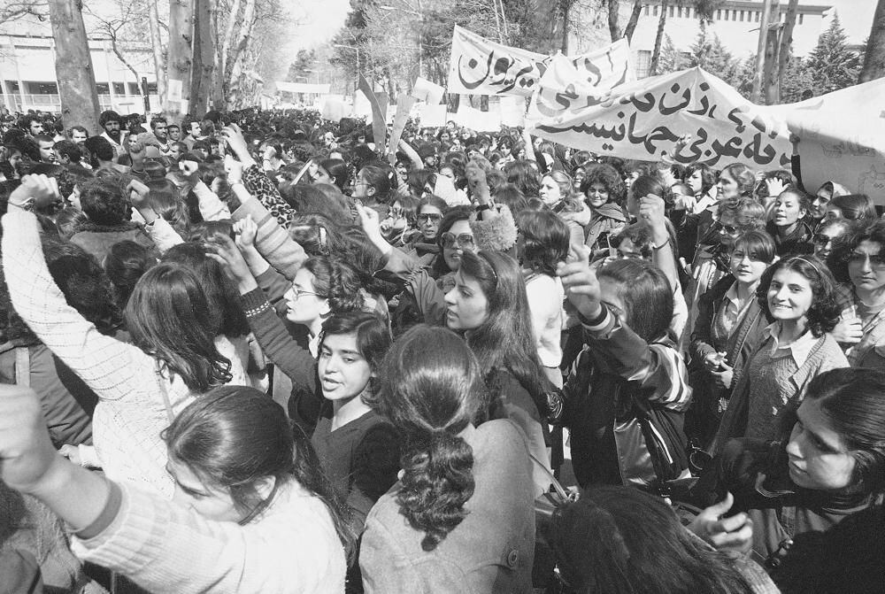 Luchas de las mujeres iraníes: de las protestas de los 70 a la quema de hiyabs por Masha Amini