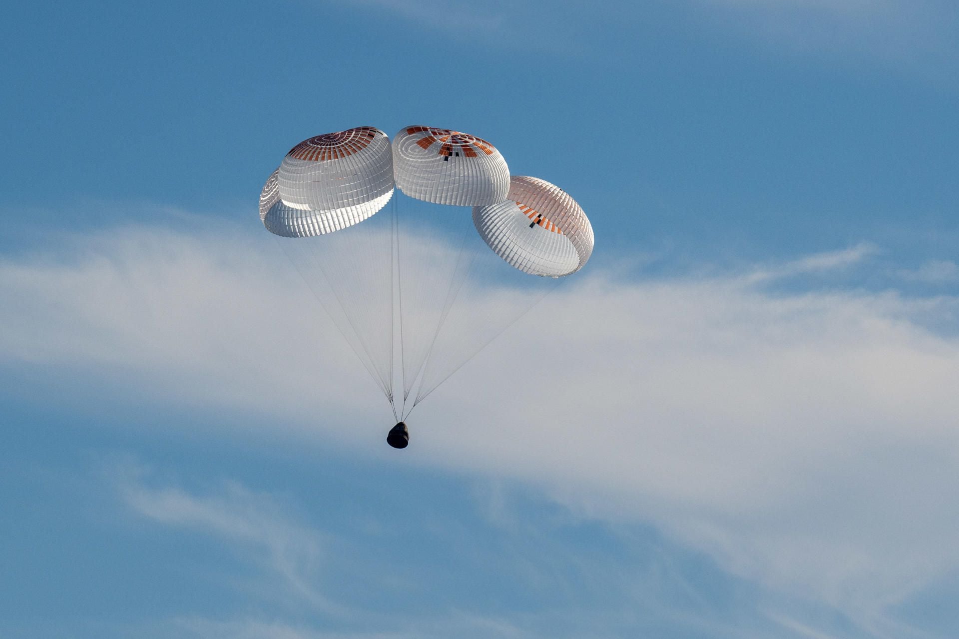 Fotografía cedida por la NASA donde se ve el módulo de la nave espacial SpaceX Dragon mientras cae con los astronautas de la NASA Nick Hague, Suni Williams, Butch Wilmore y el cosmonauta de Roscosmos Aleksandr Gorbunov este martes, en el mar frente a la costa de Tallahassee, Florida. (Foto: EFE/ Keegan Barber)
