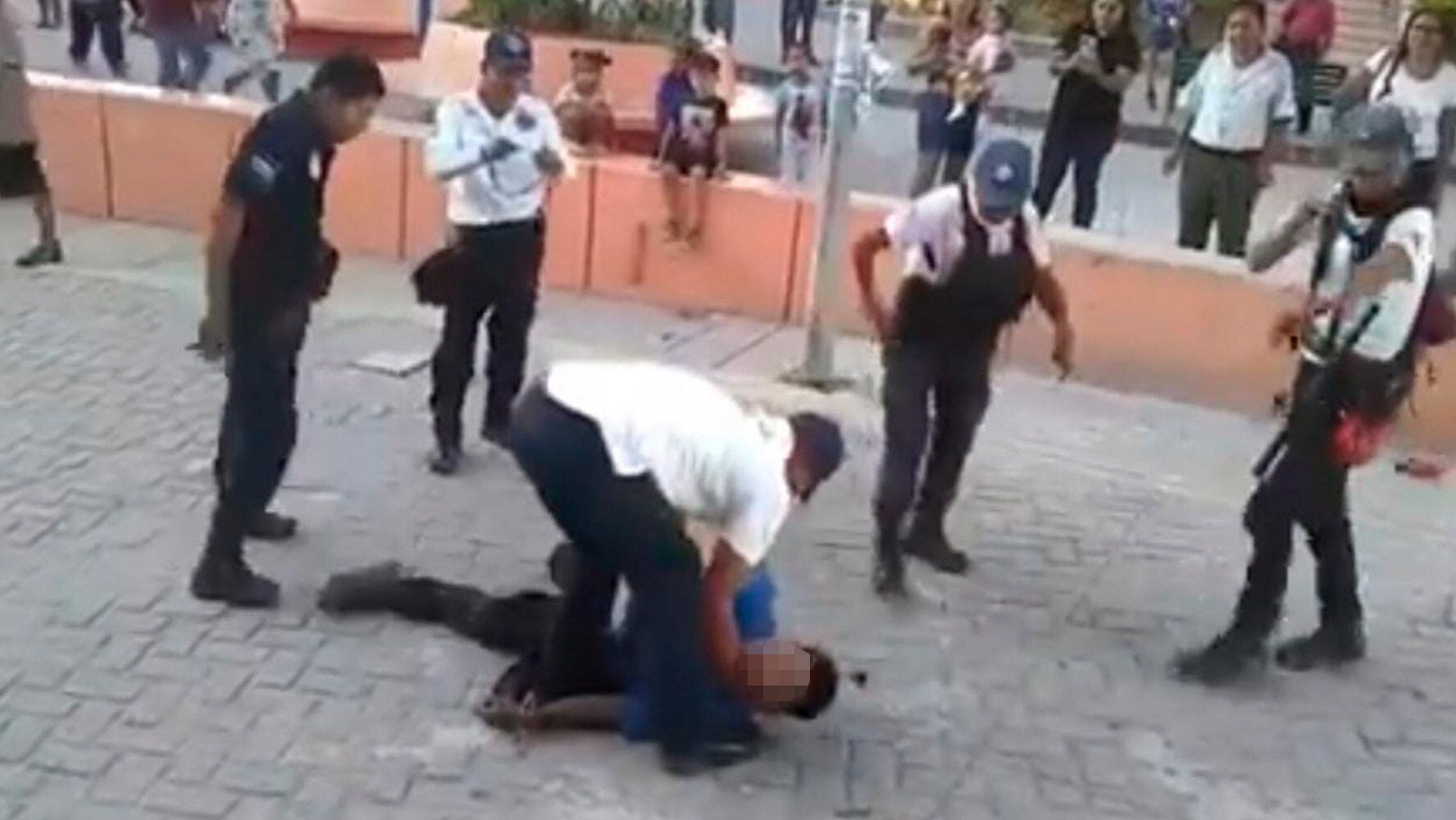 Violencia policial en Oaxaca: hombre convulsiona tras ser sometido en Pochutla