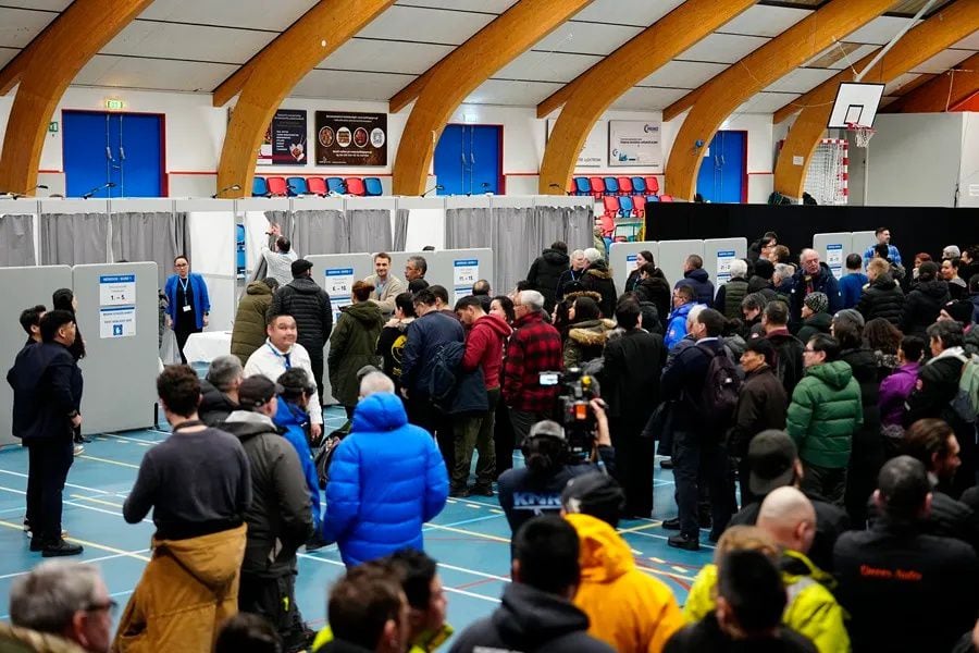 Los votantes se reúnen en el colegio electoral durante las elecciones parlamentarias en Nuuk. Foto: EFE