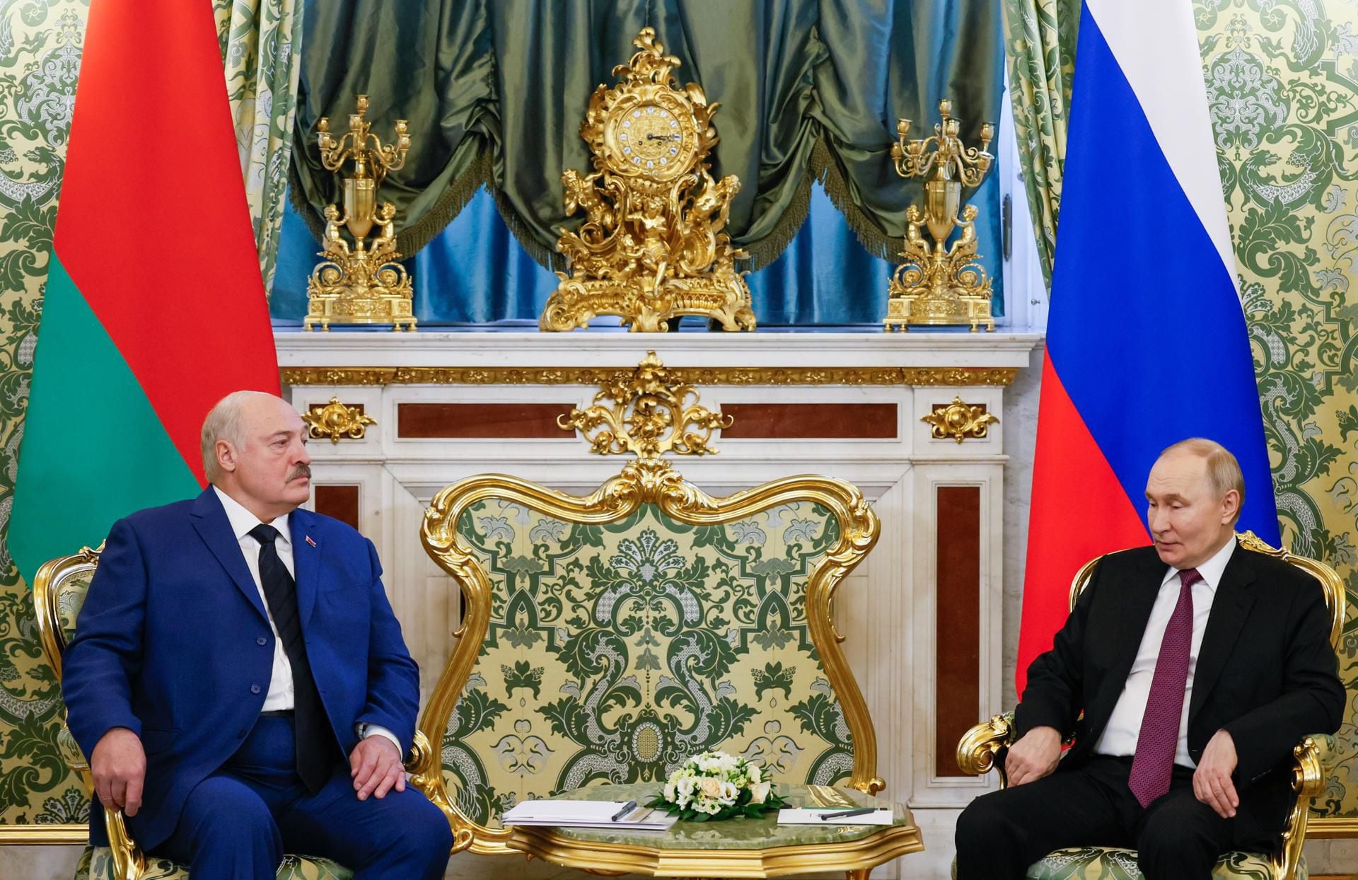 El presidente bielorruso, Alexander Lukashenko, asiste a una reunión con el presidente ruso, Vladimir Putin, en el Kremlin de Moscú, Rusia, el 13 de marzo de 2025.