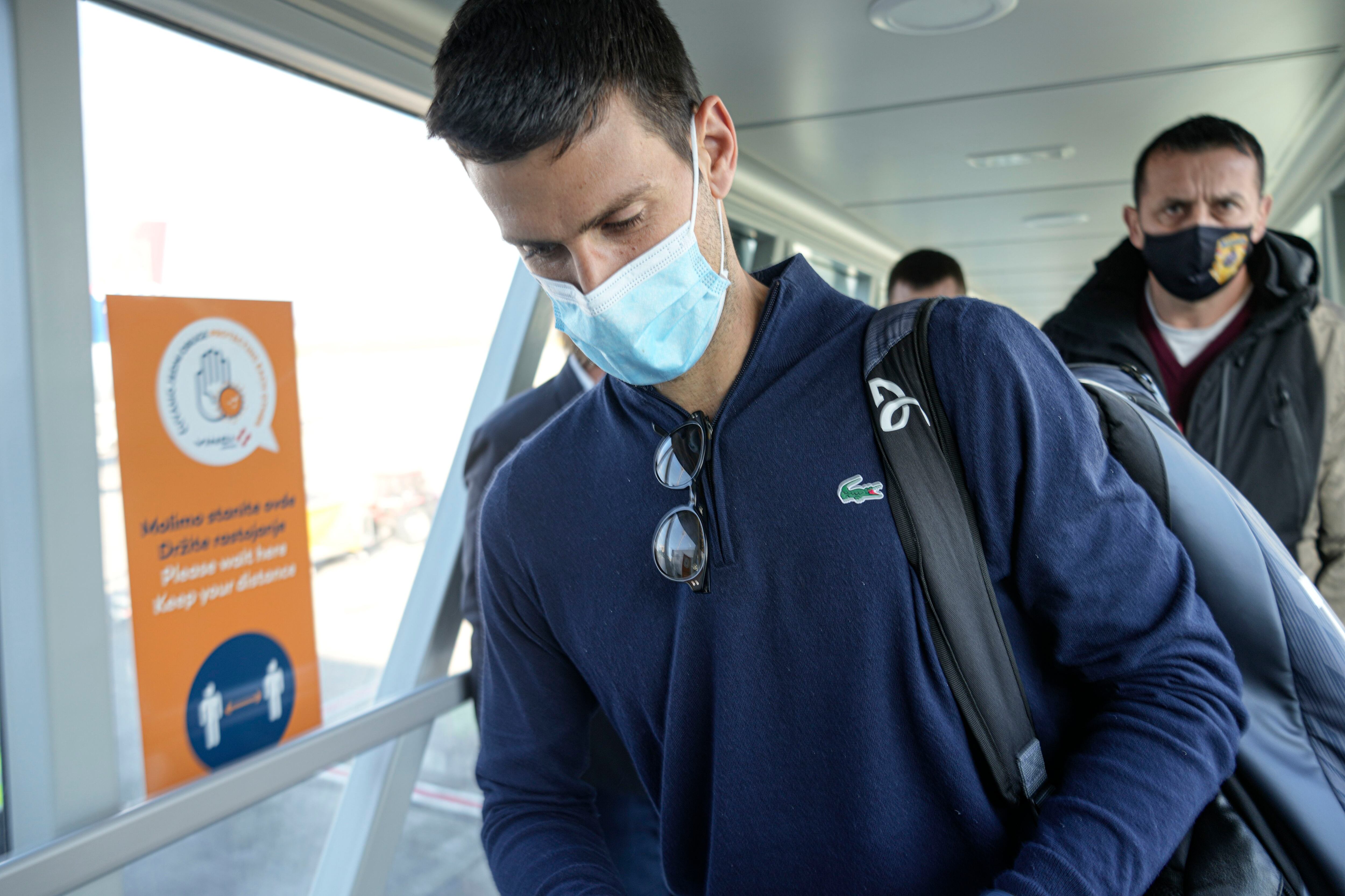 El tenista Novak Djokovic arriba al aeropuerto de Belgrado, en Serbia