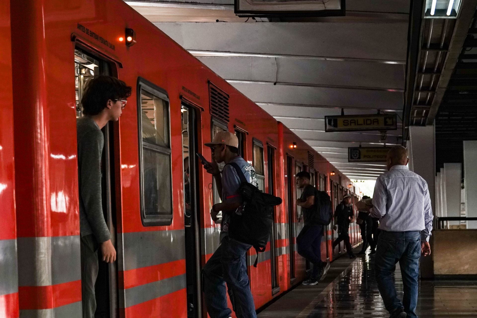 La línea A del Metro CDMX empieza a registrar una alta afluencia de usuarios debido a que los trenes siguen detenidos.