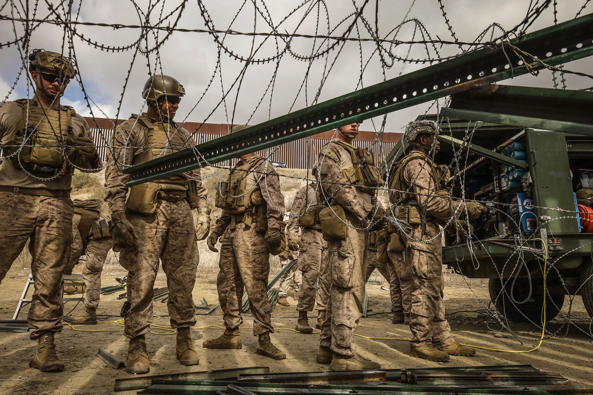 El ejército de EU inició trabajos para reforzar el muro en la frontera entre San Diego y Tijuana. (Foto: Joebeth Terríquez/EFE)