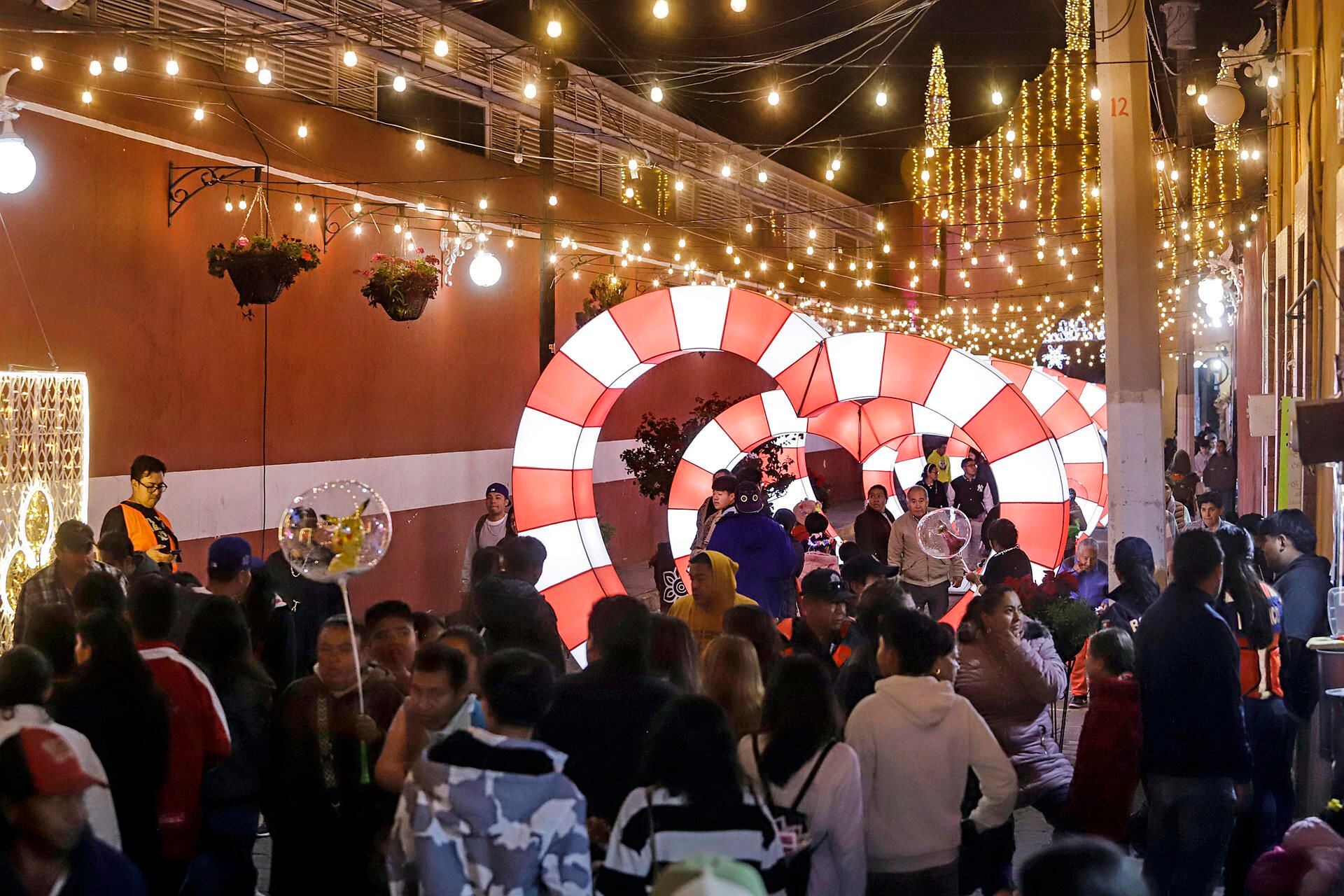 La Villa Iluminada de Atlixco pasa por el Zócalo del pueblo (Foto: EFE).