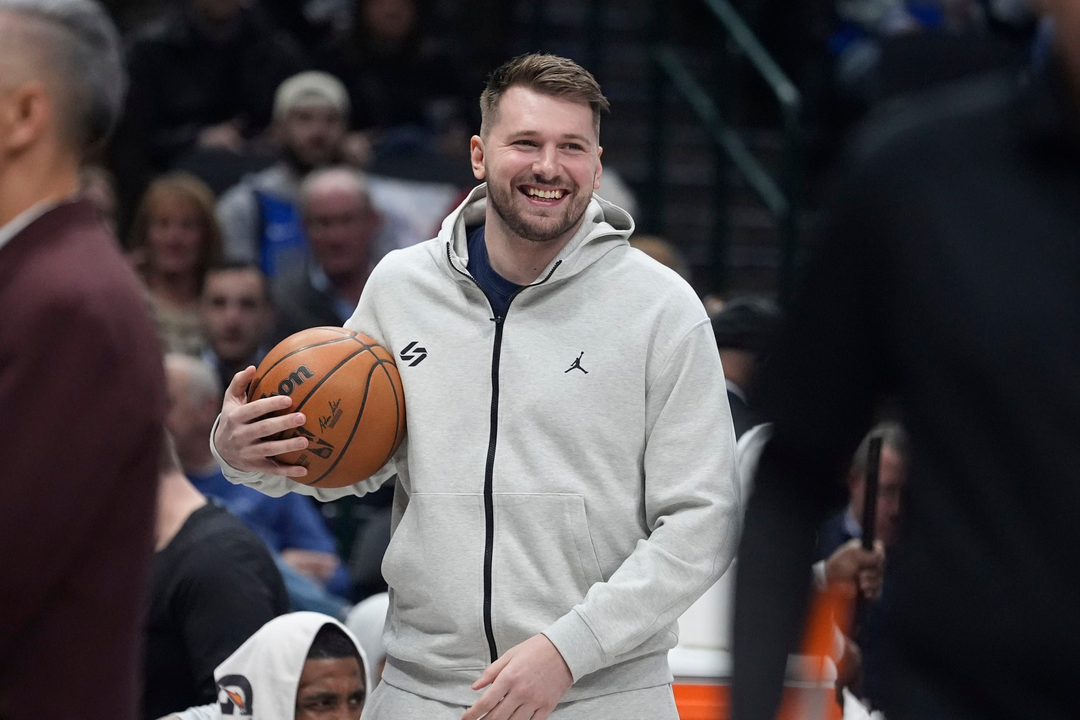 El esloveno Luka Doncic, base lesionado de los Mavericks de Dallas, sonríe durante el partido ante los Timberwolves de Minnesota, el miércoles 22 de enero de 2025 (AP Foto/LM Otero)