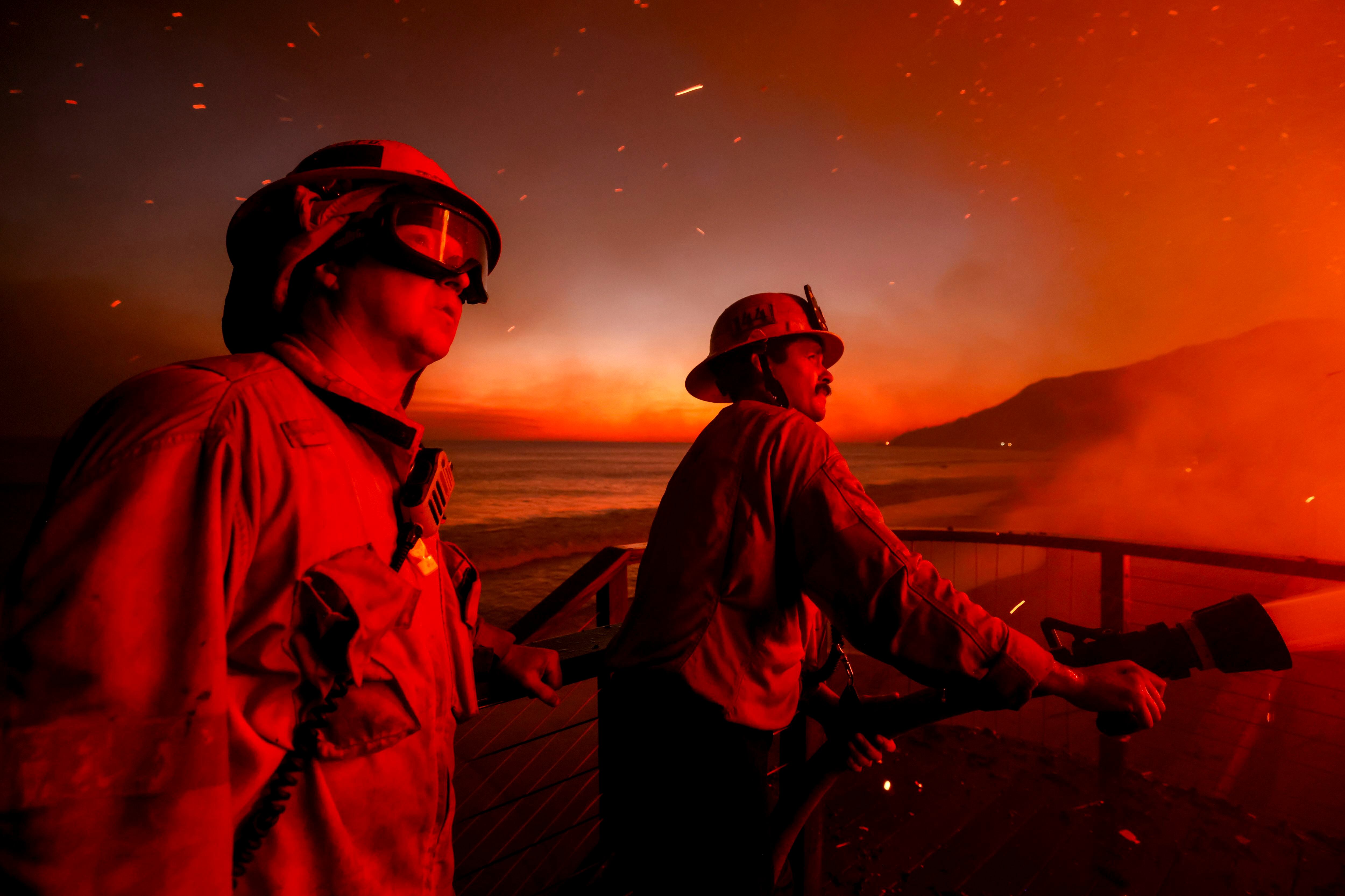 Bomberos trabajando en el combate al incendio en Palisades, el 8 de enero de 2025 en Malibú, California. (Foto: AP)