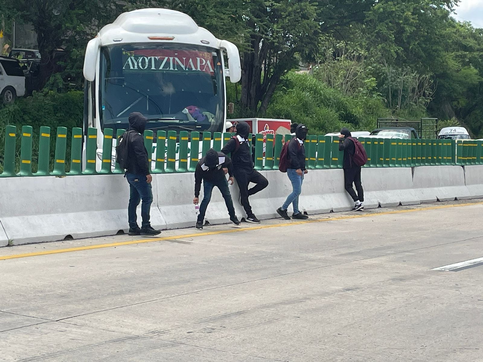 Normalistas de Ayotzinapa bloquean la Autopista del Sol; exigen plazas educativas