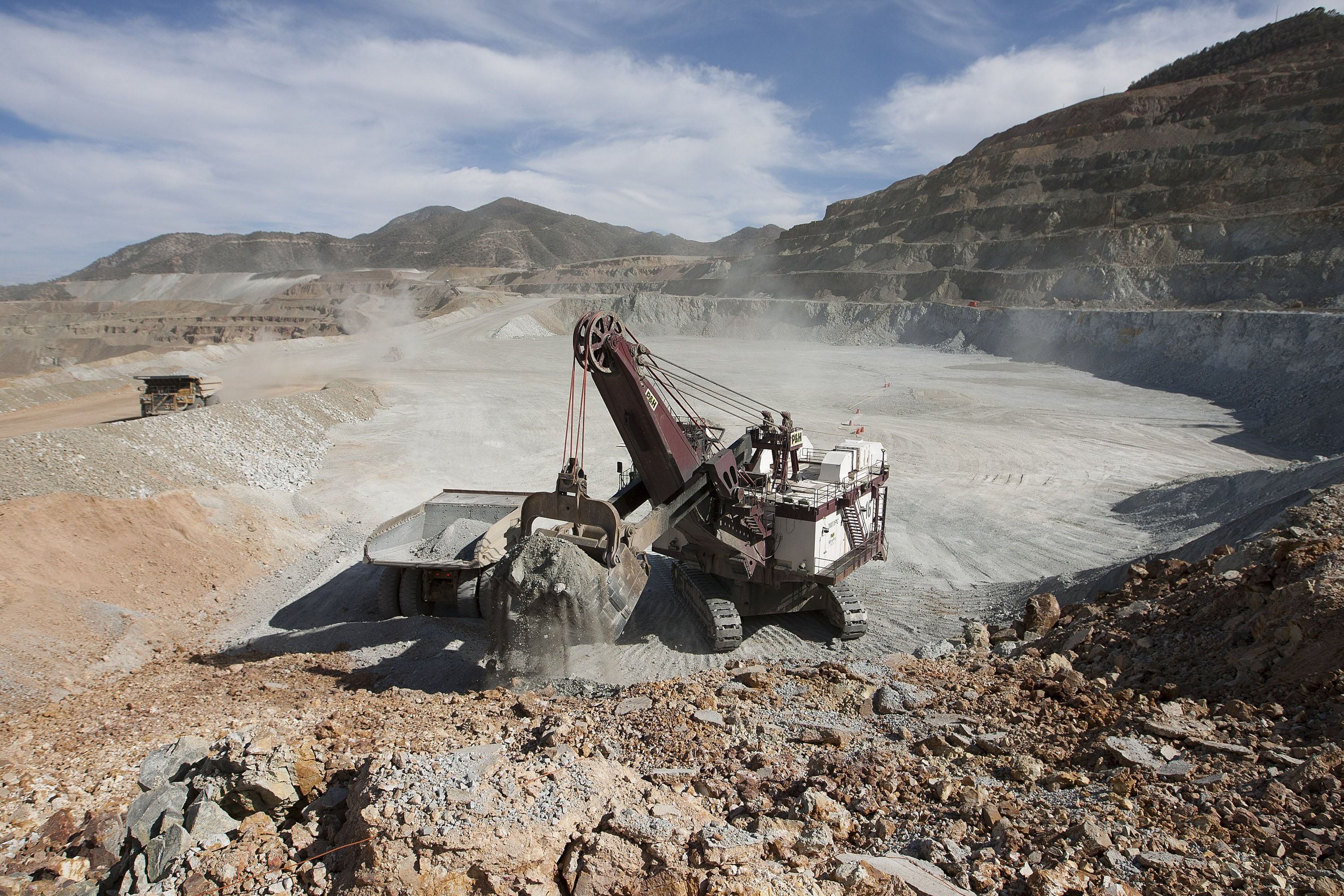 Una máquina de pala minera carga material de cobre en una mina a cielo abierto en Sonora, México.