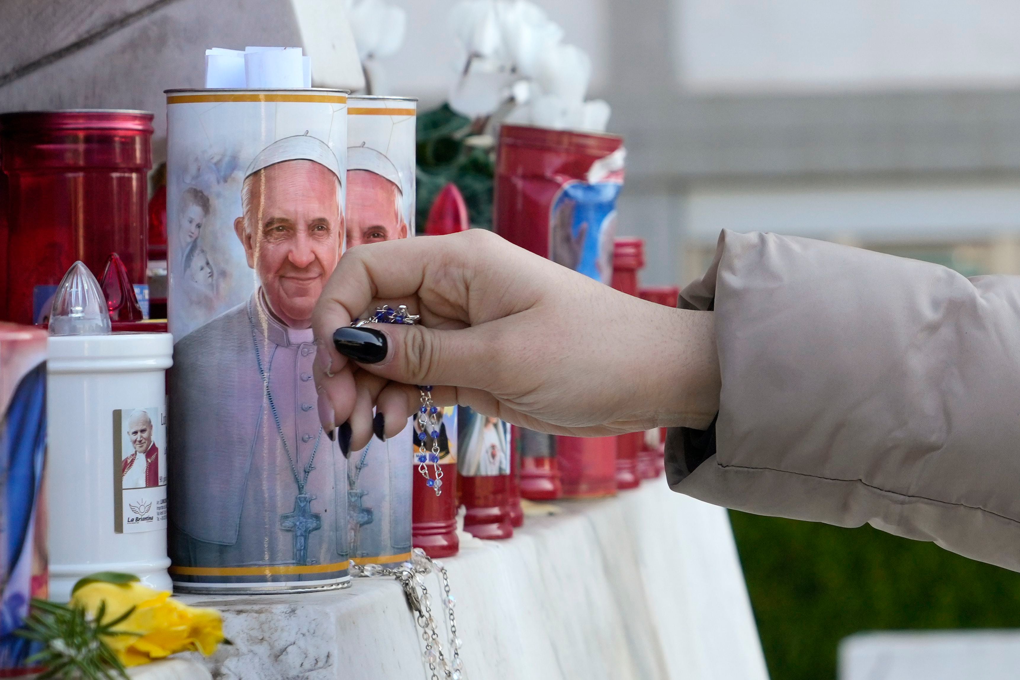 El Papa Francisco continúa hospitalizado en Roma, y reportes indican que ya se pudo incorporar a algunas de sus actividades.