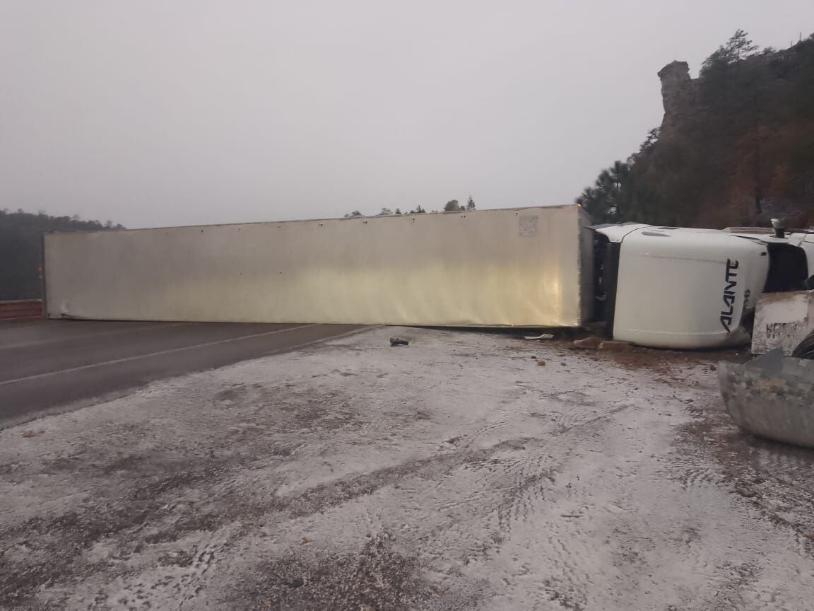 Accidente por cristalización de la carretera. 