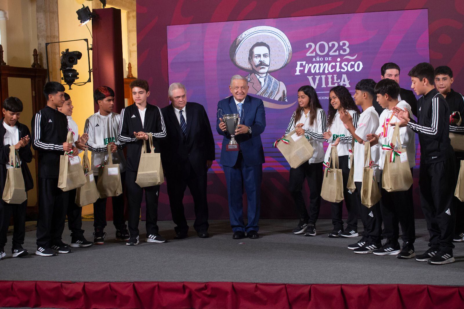 Andrés Manuel López Obrador con el trofeo conseguido en el Madrid Challenge. (Foto: Presidencia)