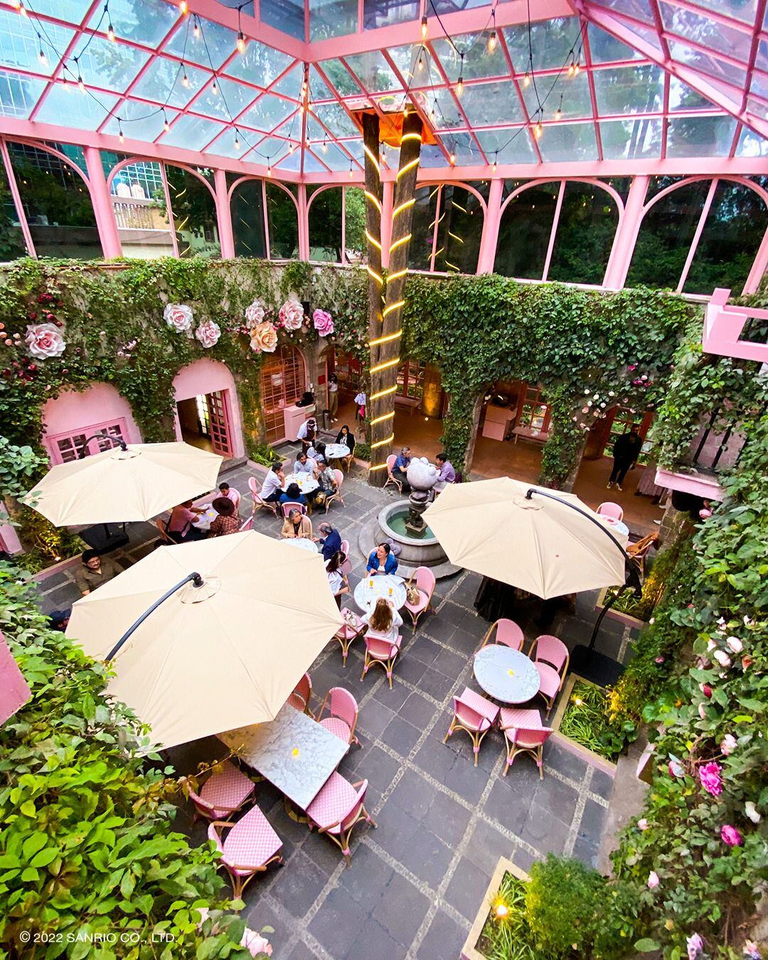 El concepto del café se inspira en ser un oasis con vegetación en la CDMX. (Foto: Hello Kitty Café / Facebook).