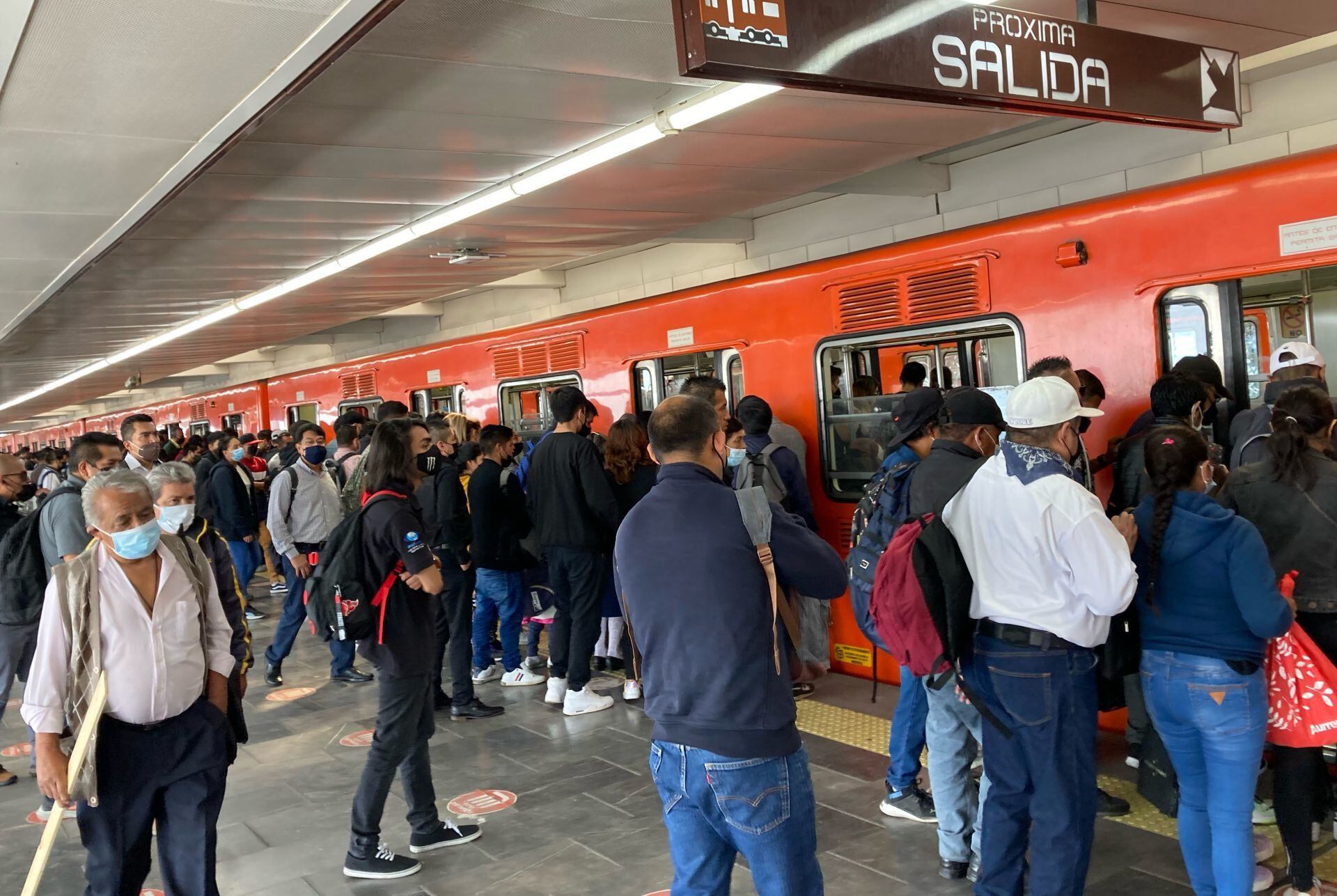 Metro CDMX: desalojo de un tren en Pantitlán causa retrasos en la línea 9