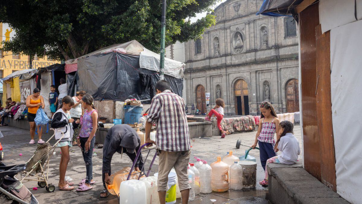 Un grupo de niños y adultos recoge agua en la Plaza de la Soledad, en la Ciudad de México. (Foto: Sara de la Rubia/MSF)