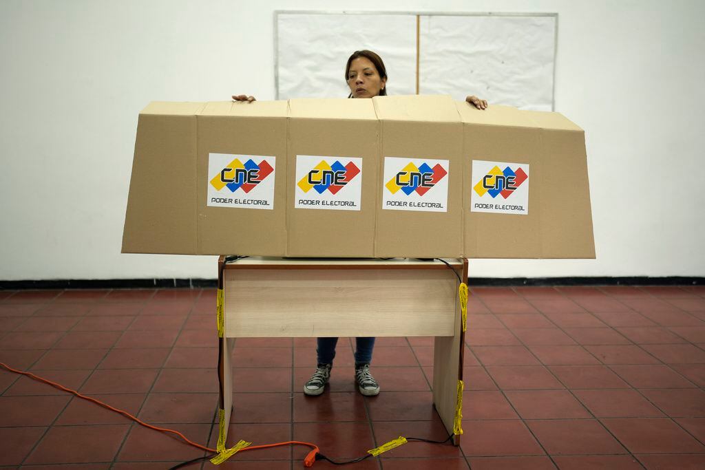 Una empleada electoral prepara un centro de votación en Caracas.