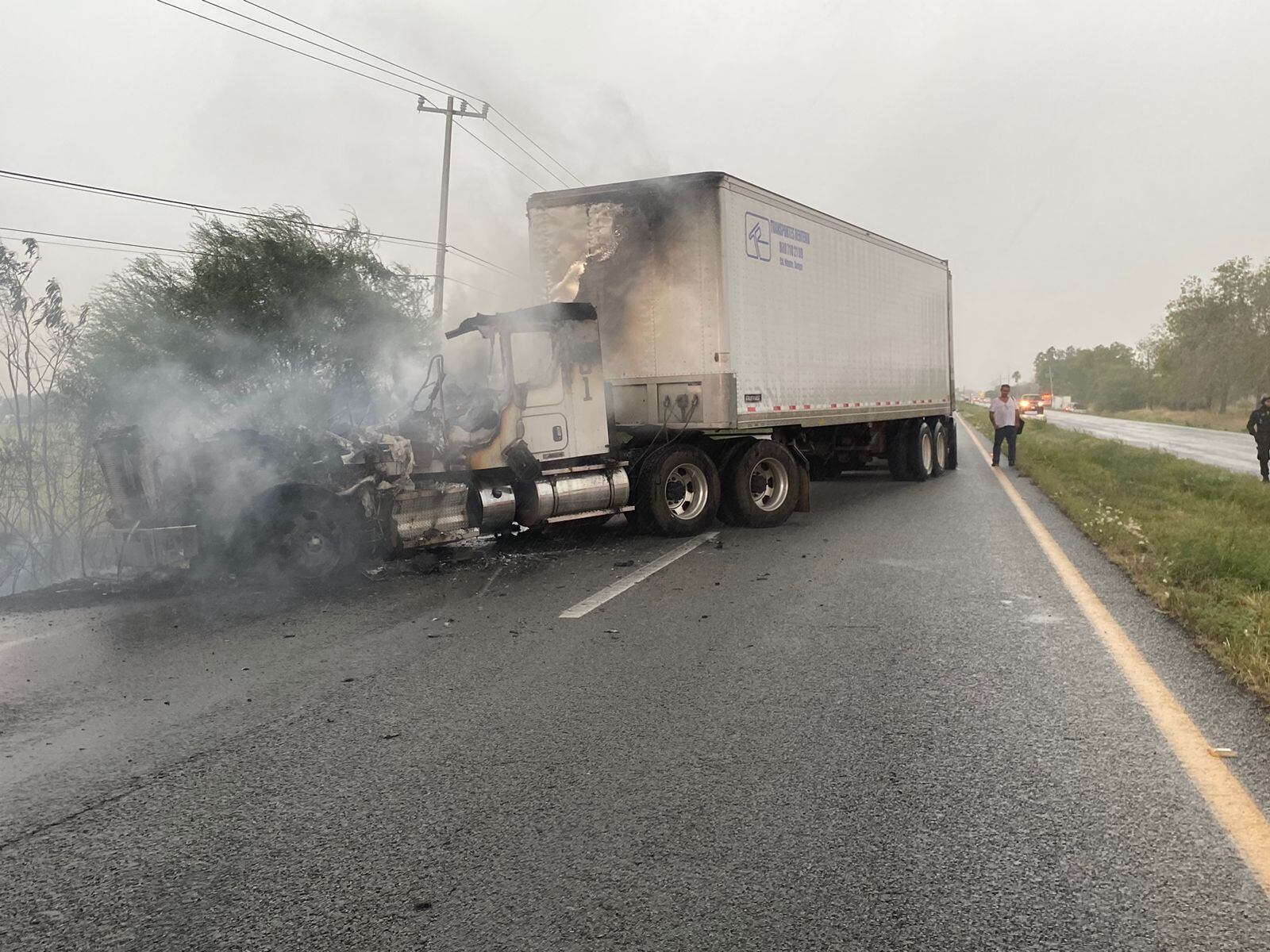 Bloqueos en Nuevo León: Esto sabemos sobre los vehículos incendiados en la carretera