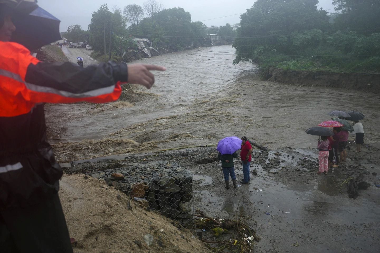 En Honduras ya se emitieron alerta roja en zonas ubicadas a los ríos que conecta con el mar del Caribe.  [Fotografía. AP]