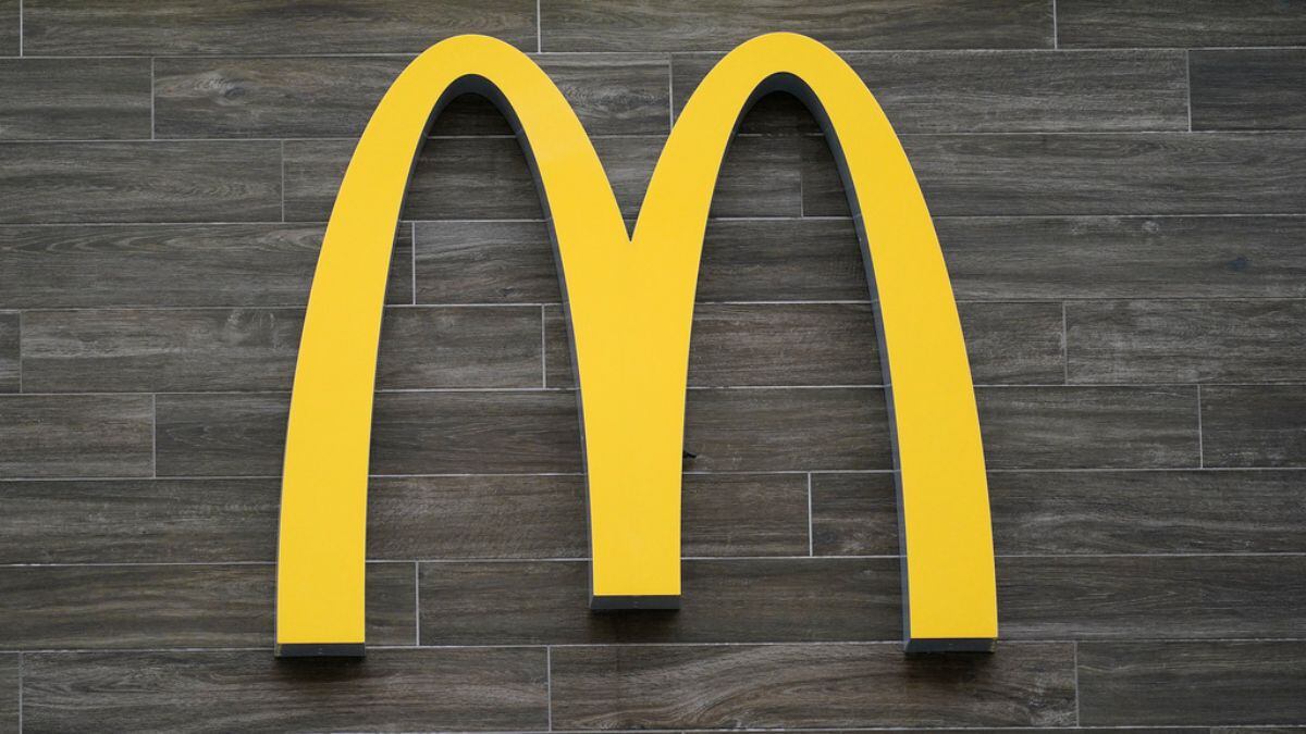 McDonald’s sufre ‘apagón’: Reporta falla en sus sistemas de todo el mundo y cierra restaurantes