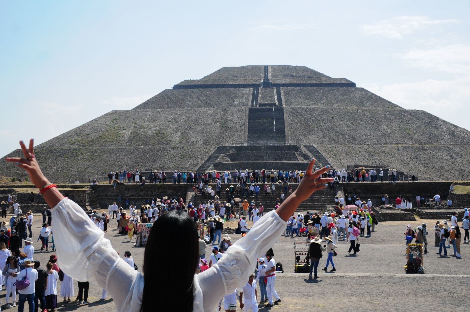 Vacacionistas visitan la pirámide de Teotihuacán para recibir la primavera.
