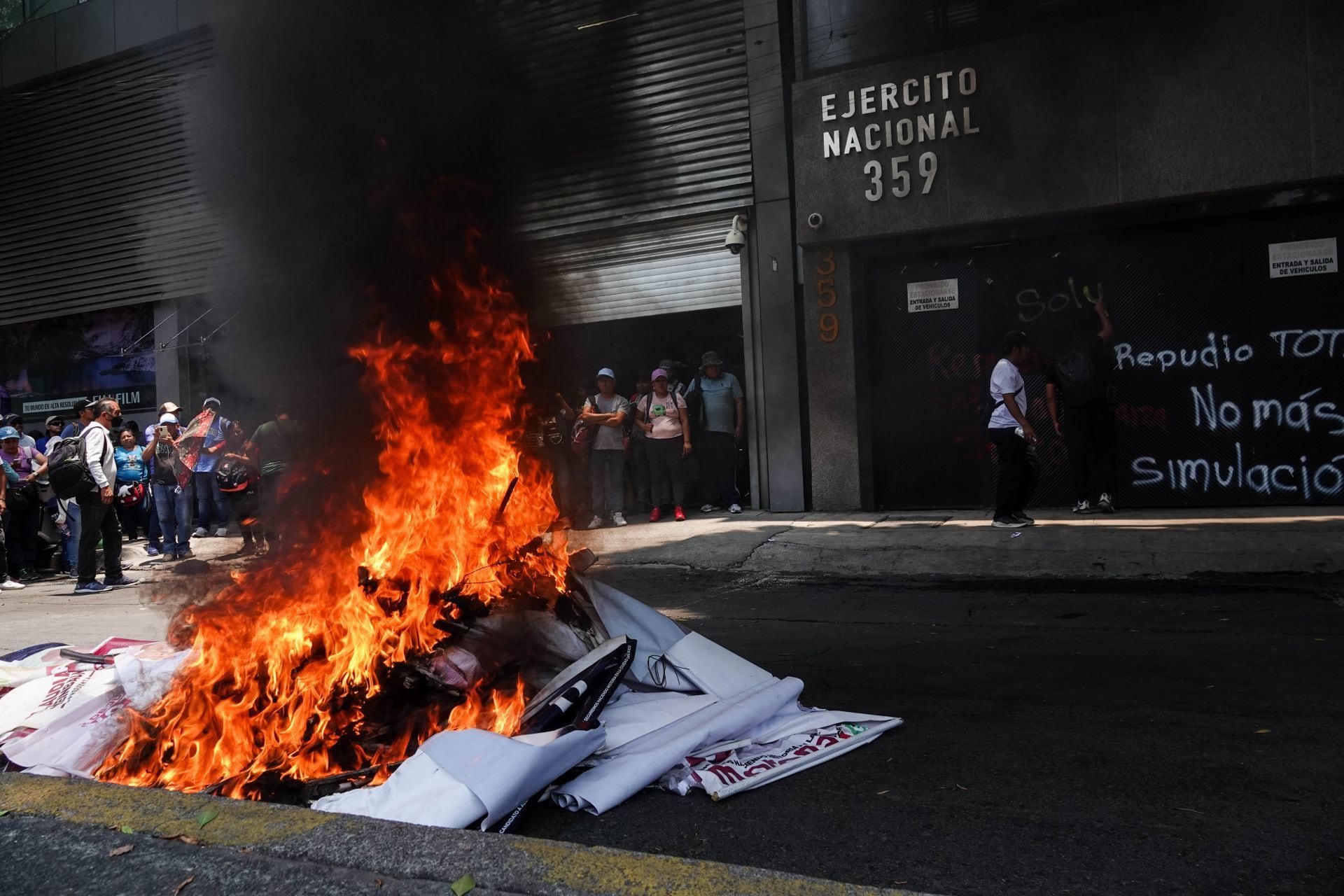 Maestros de la CNTE quemaron propaganda frente a la sede de Morena en la CDMX.