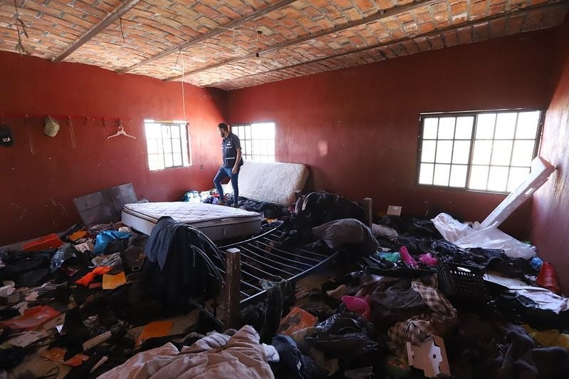 Autoridades clasificaron ropa y objetos del rancho Izaguirre, en Teuchitlán.