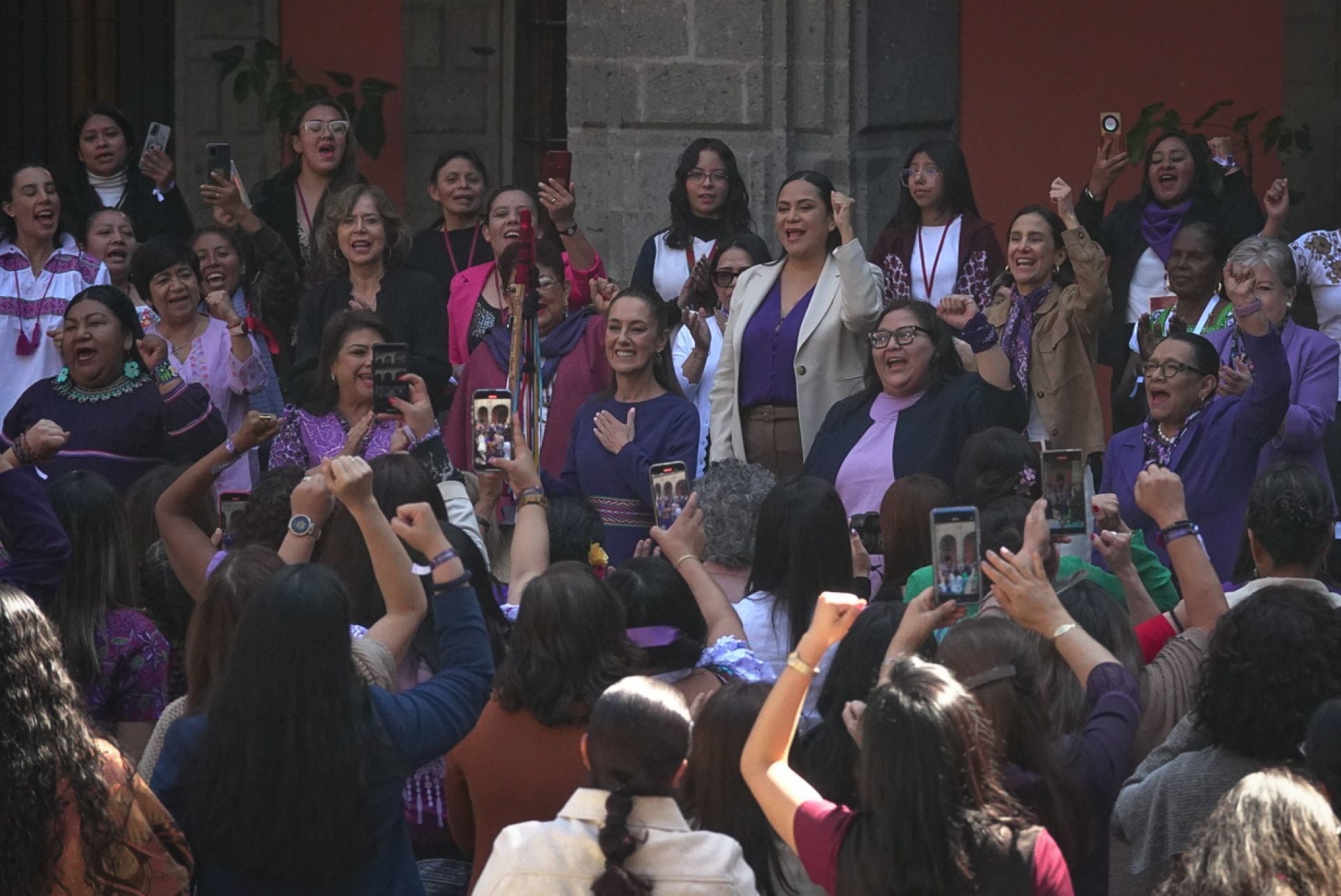 Las mujeres del gabinete de la presidenta Claudia Sheinbaum asistieron al evento en Palacio Nacional.