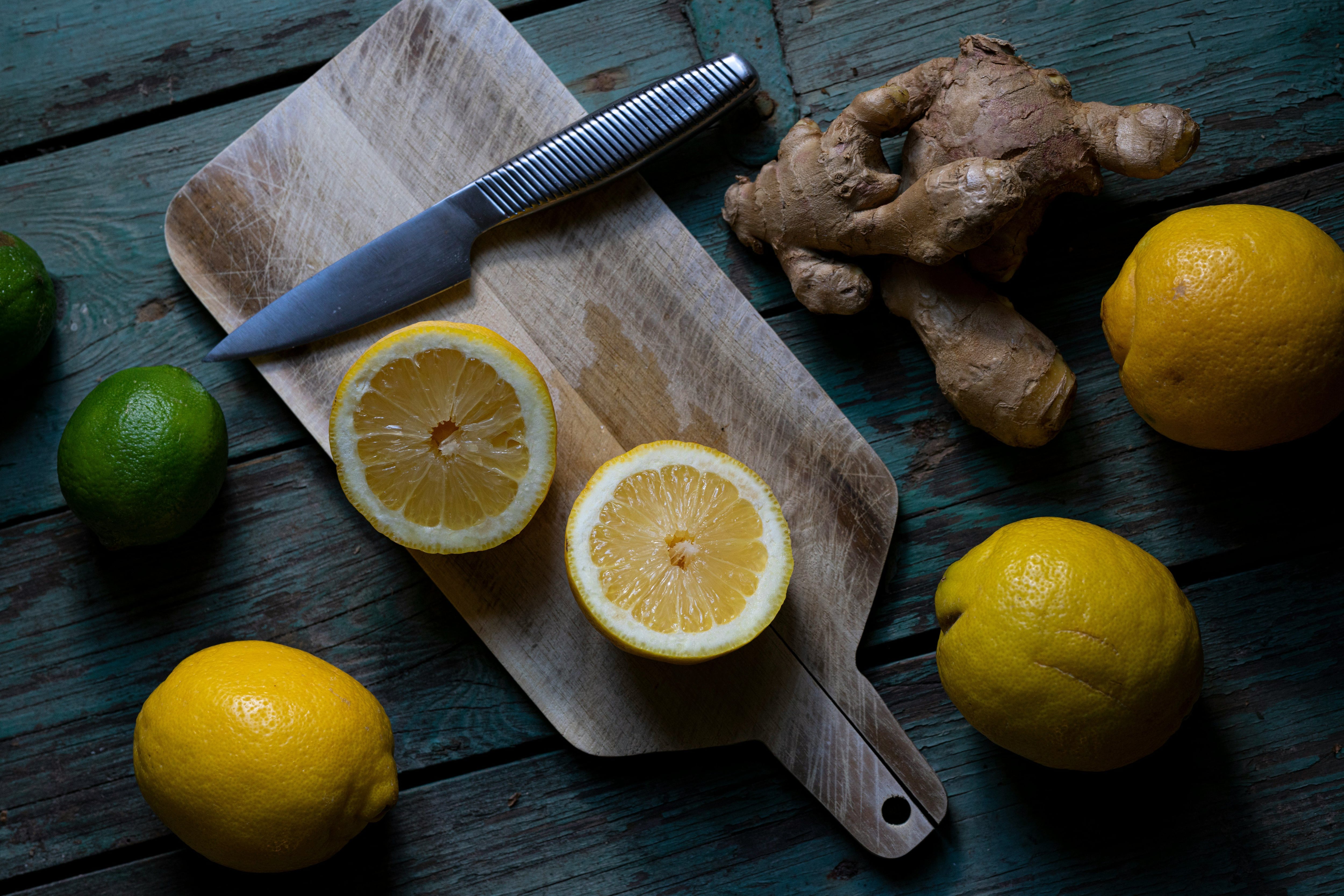 El té de jengibre se mezcla con lima. (Foto: Unsplash)