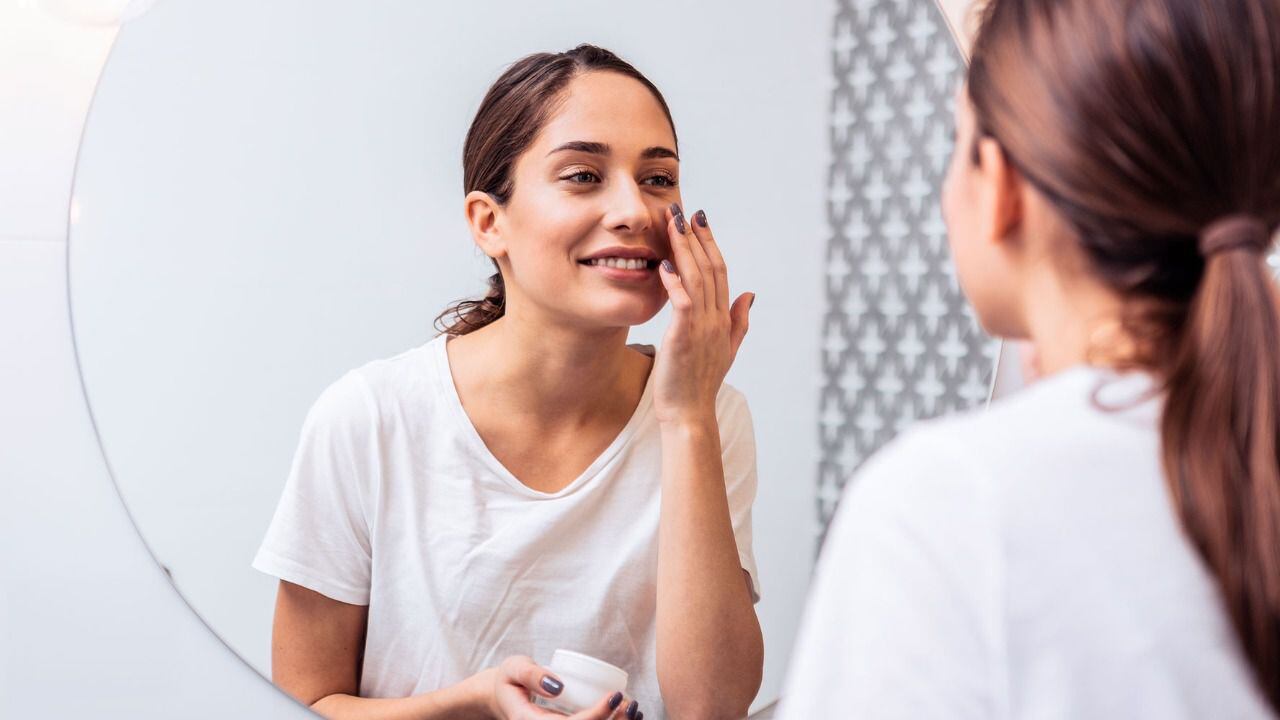 Algunos estudios han investigado el efecto del romero en la salud de la piel, pero combinado con otras hierbas o dentro de formulaciones cosméticas. (Foto: Shutterstock). 