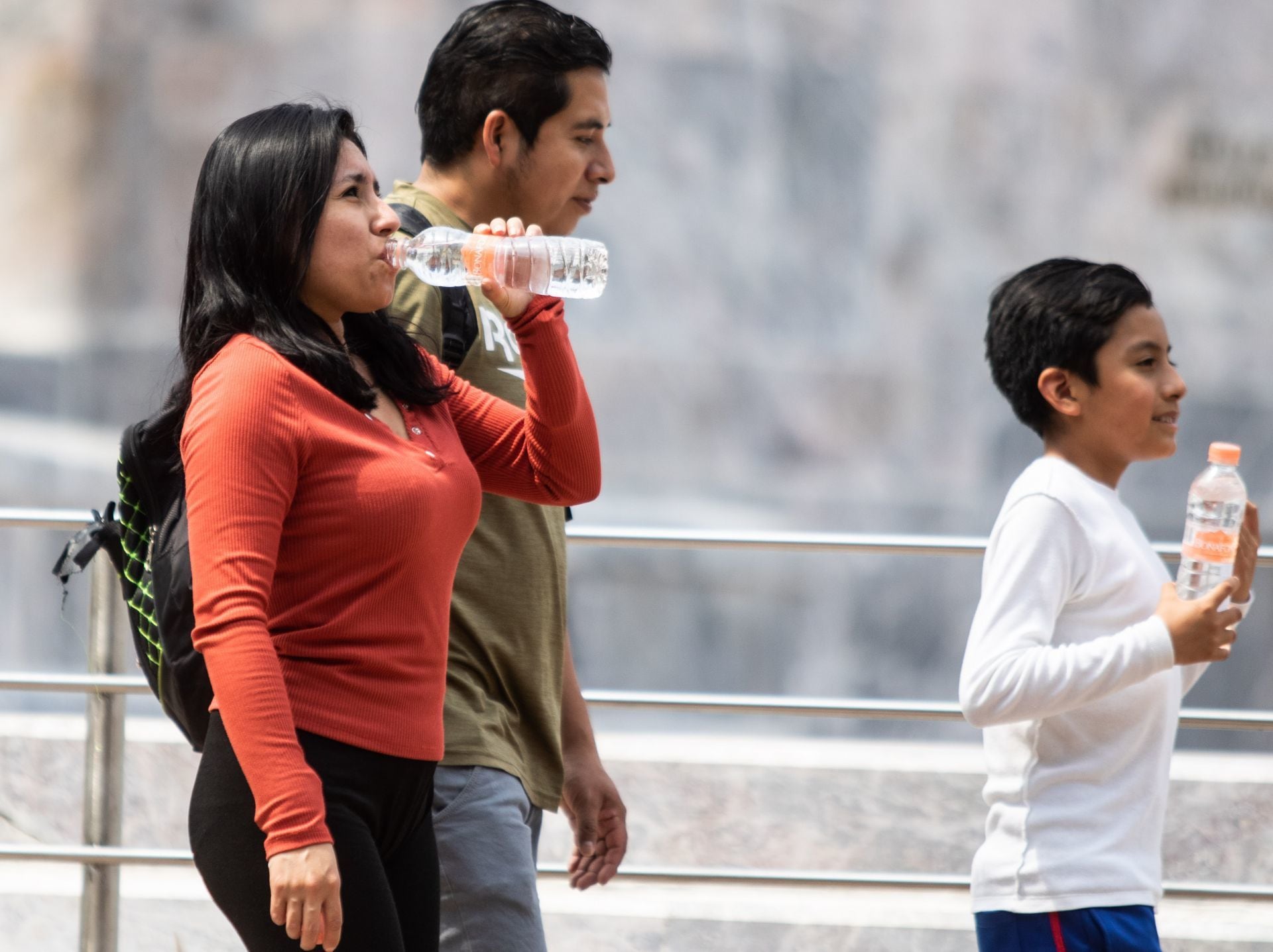 Las autoridades recomendaron a la población mantenerse hidratada ante las altas temperaturas. 