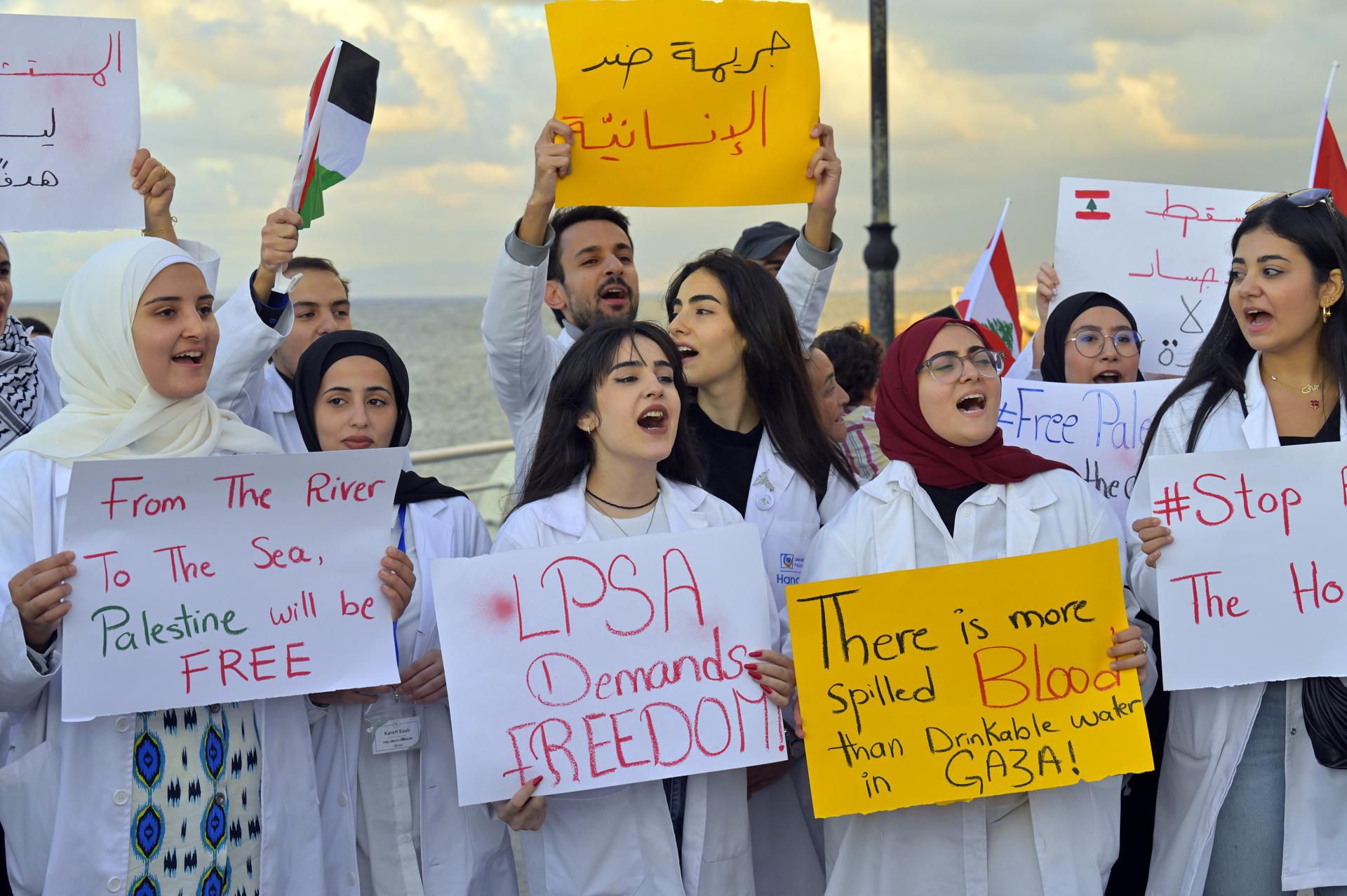 En Beirut, estudiantes de medicina protestan por los bombardeos a Gaza, con mensajes como 
