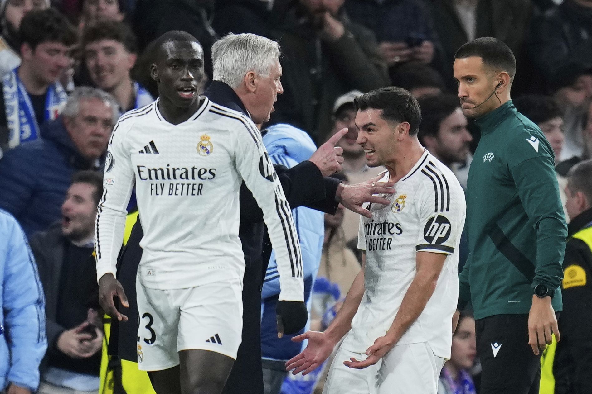 Brahim Díaz, del Real Madrid, a la derecha, celebra con su entrenador Carlo Ancelotti después de anotar el segundo gol de su equipo durante el partido de ida de los octavos de final de la Liga de Campeones entre el Real Madrid y el Atlético de Madrid en el estadio Bernebeu en Madrid, España, el martes 4 de marzo de 2025. (AP Foto/Manu Fernández)