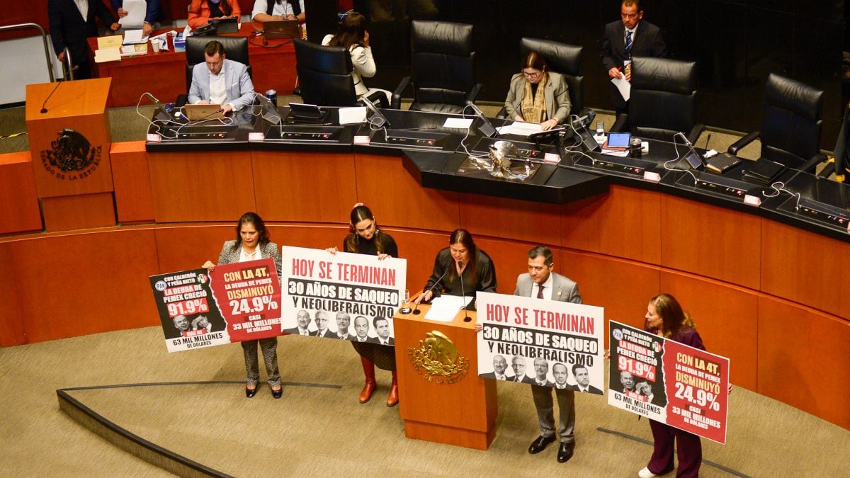 La bancada de Morena exhibió pancartas con la leyenda: “Hoy se terminan 30 años de neoliberalismo”. (Foto: Nicolás Tavira)