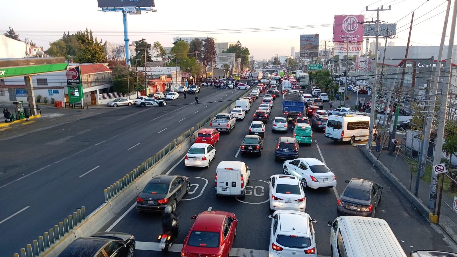 Personas no identificadas cerraron la Carretera México-Toluca frente a gasolinera de Juárez. Foto: @cuajimalpa_gob