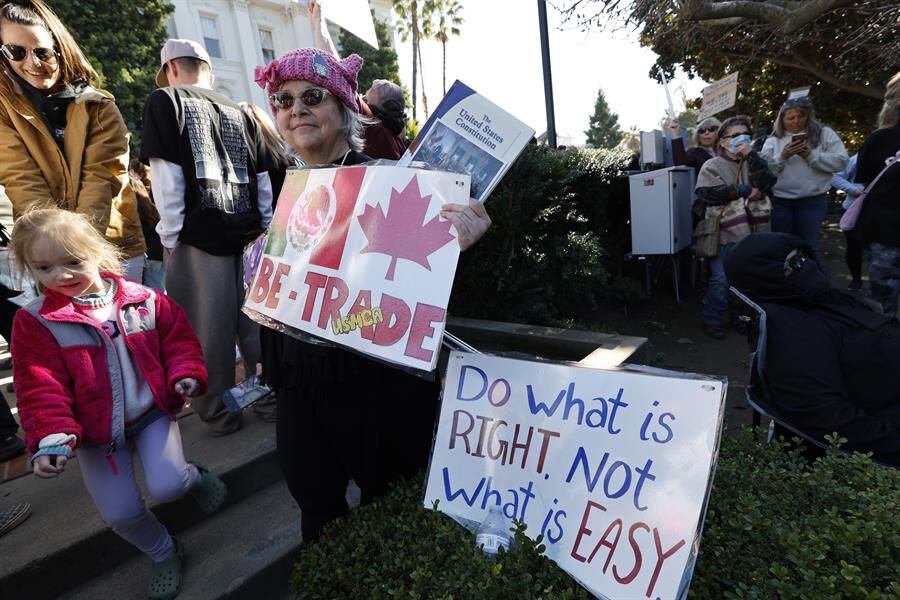 Miles de personas de varias ciudades de Estados Unidos protestaron contra el gobierno de Trump. (Foto: EFE)