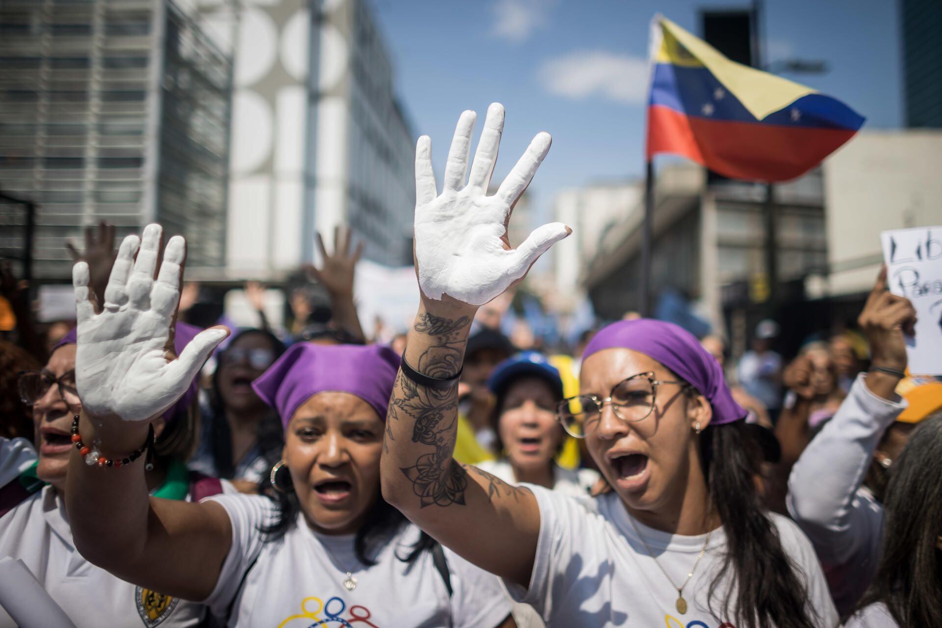 AME6596. CARACAS (VENEZUELA), 08/03/2024.- Mujeres participan en una manifestación en conmemoración al Día Internacional de la Mujer, este viernes en Caracas (Venezuela). EFE/ Miguel Gutiérrez
