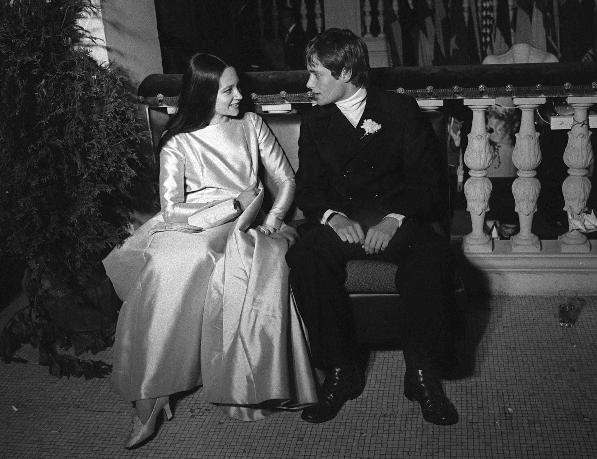 Olivia Hussey y Leonard Whiting, protagonistas de 'Romeo y Julieta' de Franco Zeffirelli, durante la celebración del XVI Festival Internacional de Cine de San Sebastián, en 1968. (Foto: EFE).